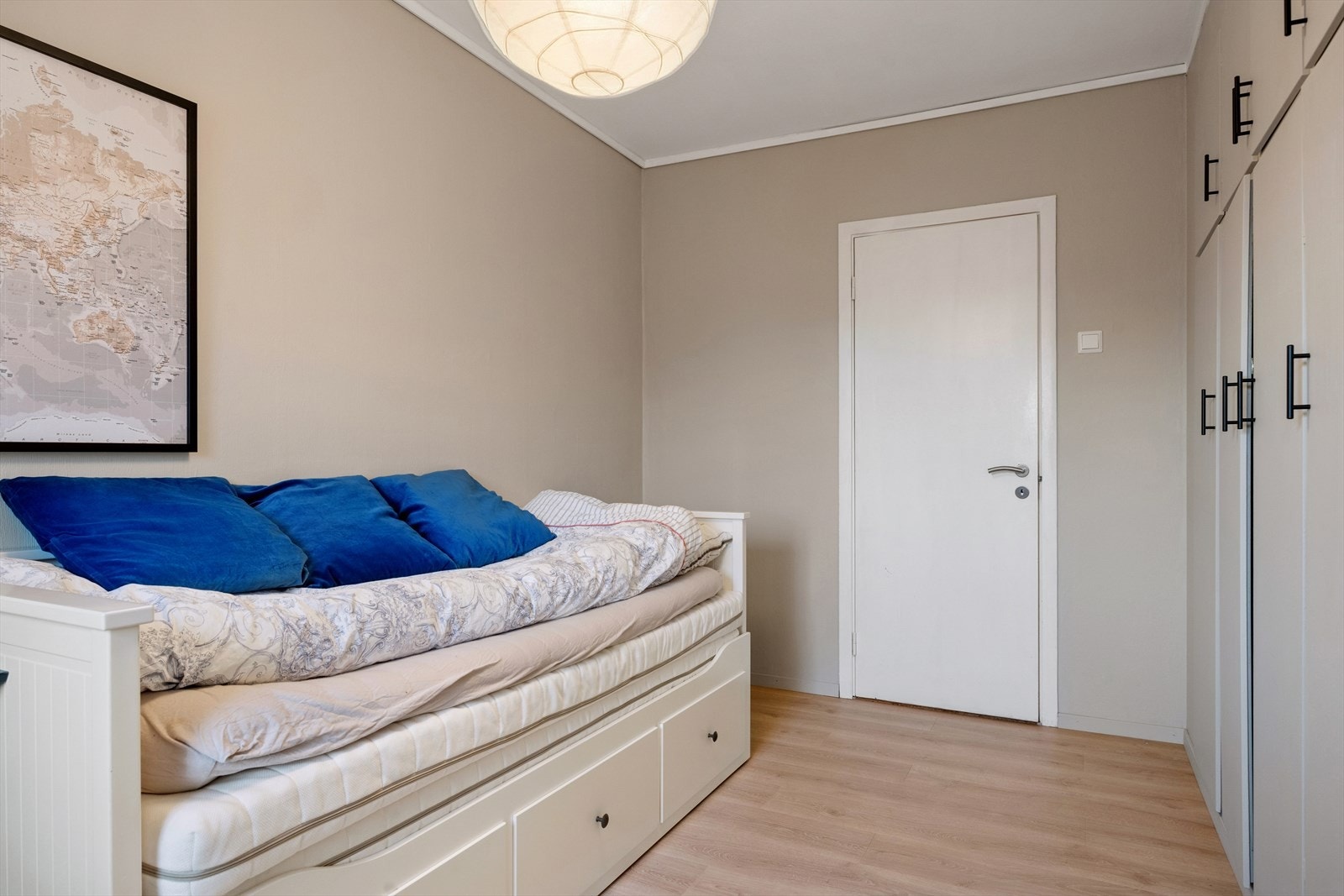 Begge soverommene ligger tilbaketrukket fra oppholdsrommene. Galleribilde