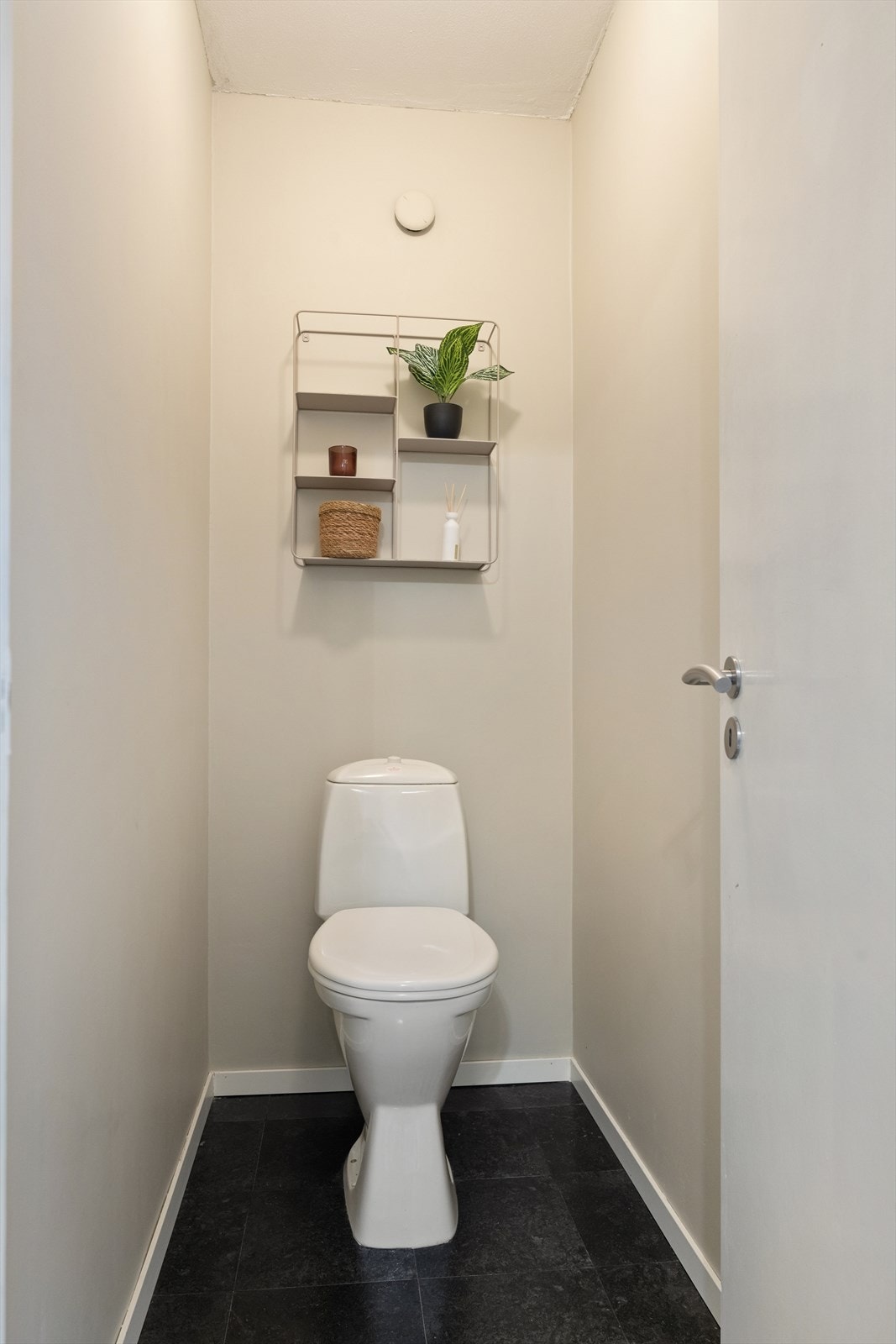 Leiligheten har et eget separat toalettrom med gulvstående toalett. Galleribilde