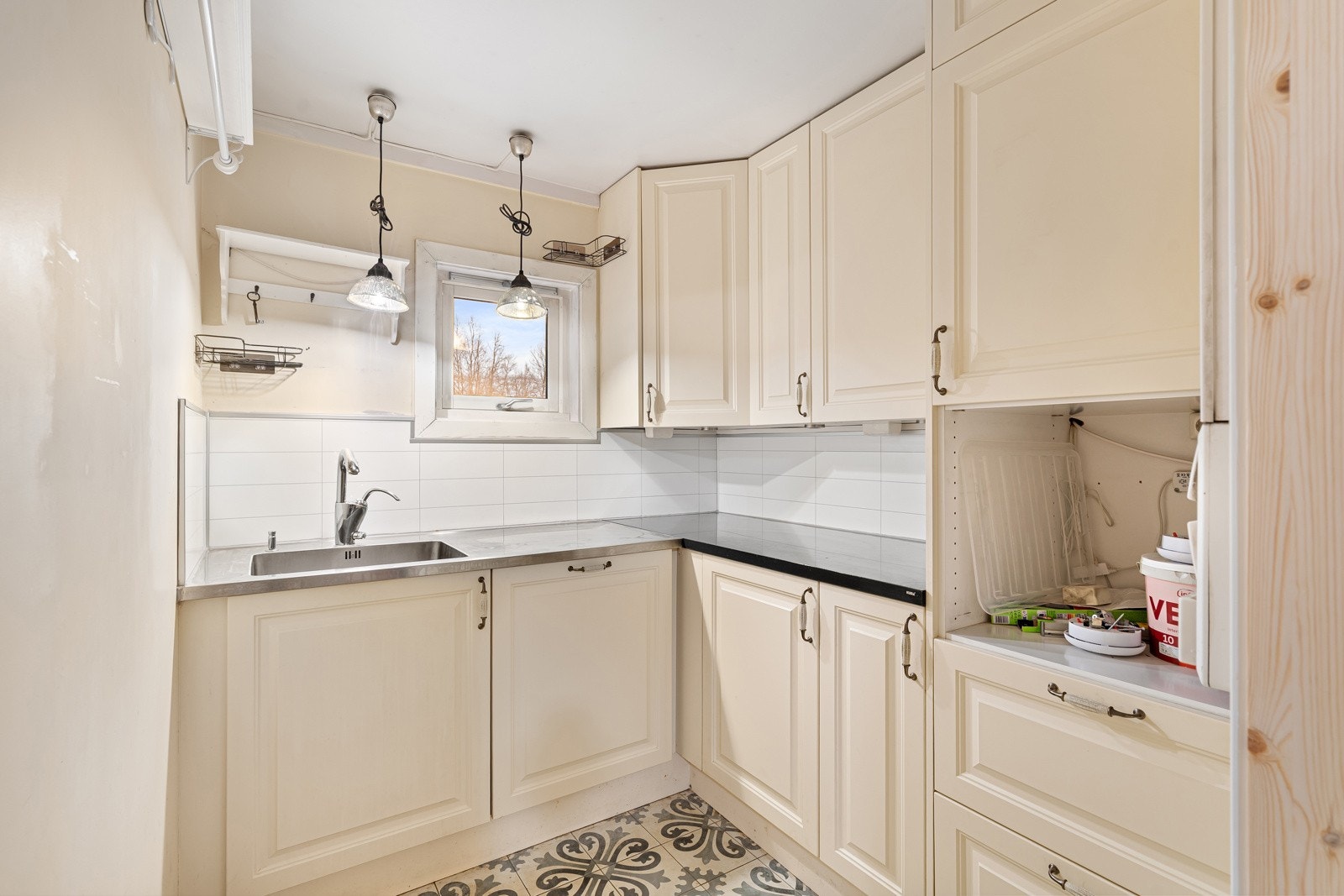 Praktisk kjøkken med mye oppbevaring i over- og underskap. Galleribilde