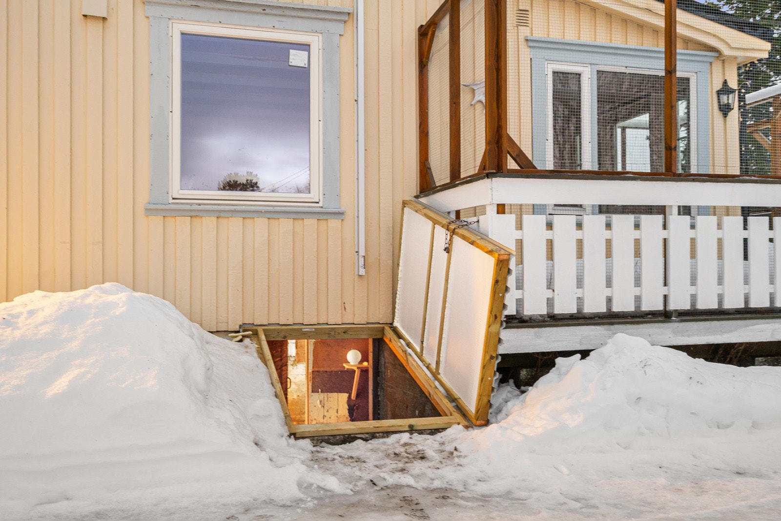 Adkomst til kjeller via nybygd kjellerdør. Galleribilde