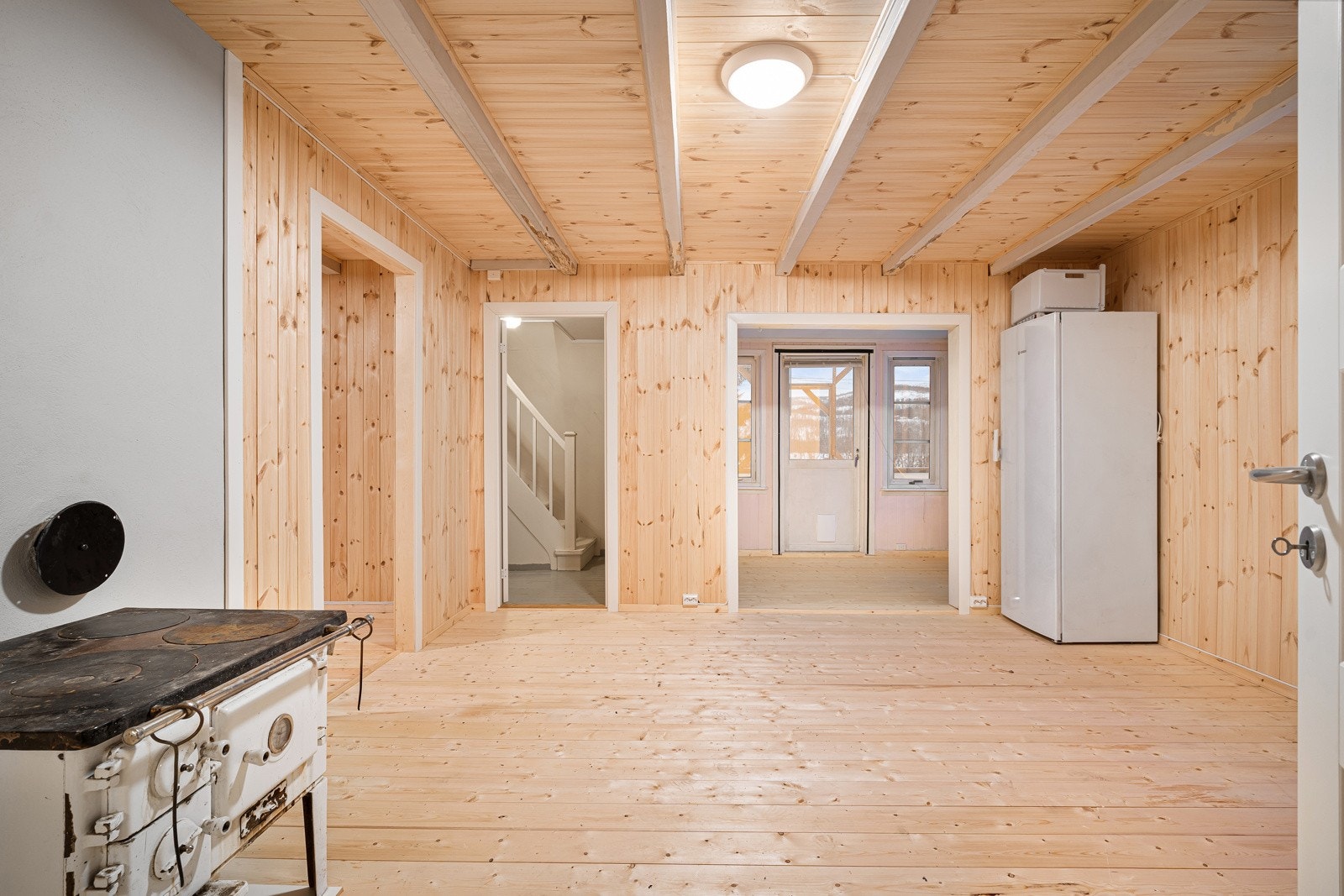 Fra spisestuen har du adkomst til trapperom til overetasjen, samt utgang til veranda. Galleribilde