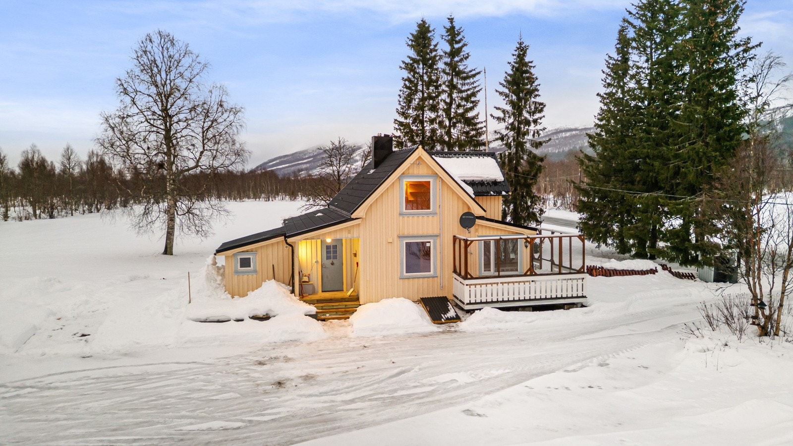 Det er kort vei til Olsborg med dagligvarebutikk og øvrige servicetilbud, og flere skoler og barnehager nås innen ca. 15 minutters kjøring. Finnsnes og Storsteinnes ligger ca. 50 minutters kjøring unna. Galleribilde
