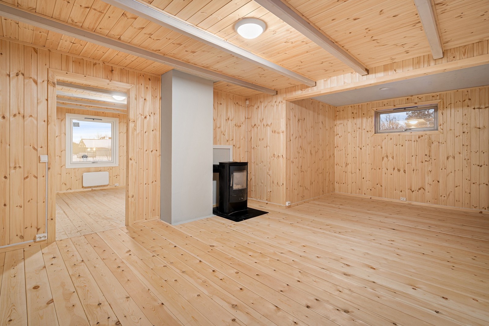 Velkommen inn! Nye overflater i store flere rom i ubehandlet furu. Huset er et eldre tømmerhus med særpreg og sjarm. Galleribilde