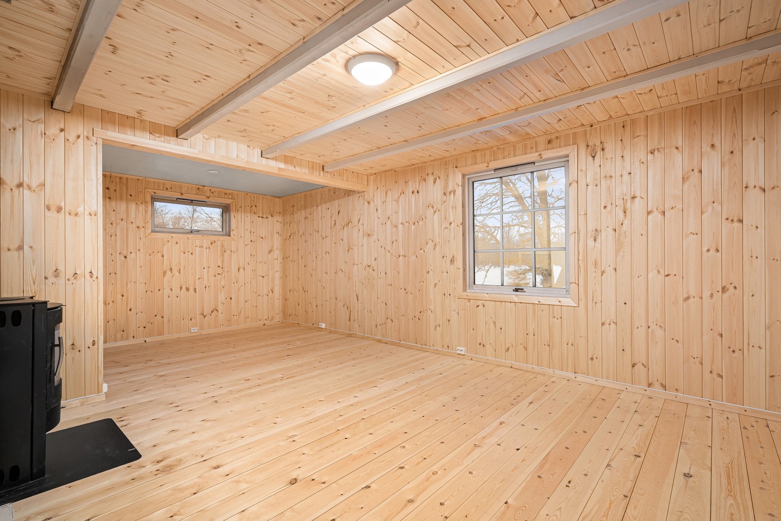 Det er vedfyring i stuen og møbleringsvennlig. Galleribilde