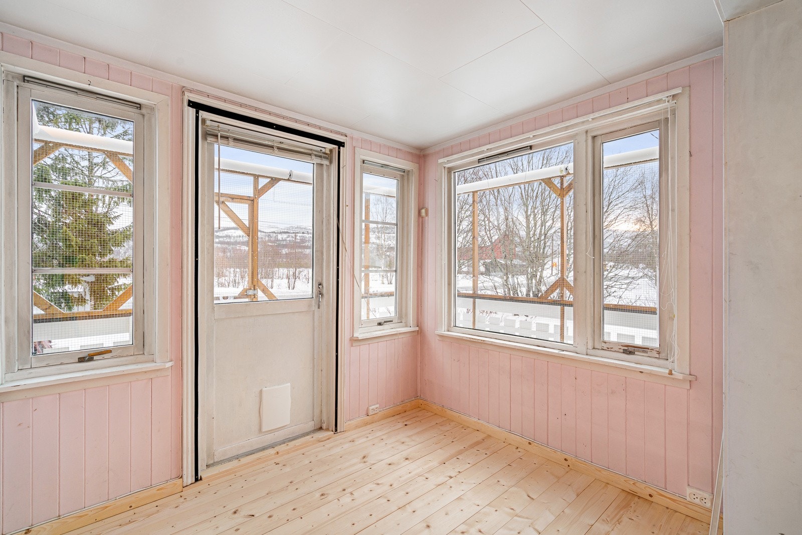 Utgang til opparbeidet veranda som strekker seg rundt boligen. Galleribilde