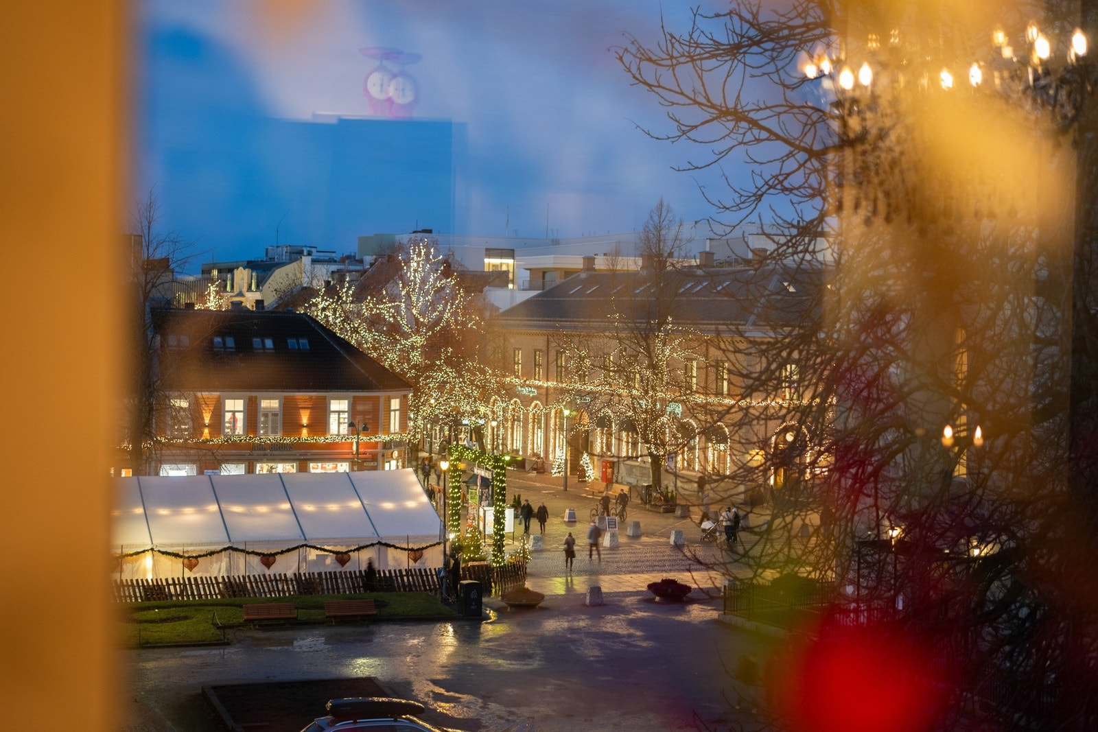 Fra leiligheten nytes utsikten mot den koselige gågaten i Trondheim sentrum. Galleribilde