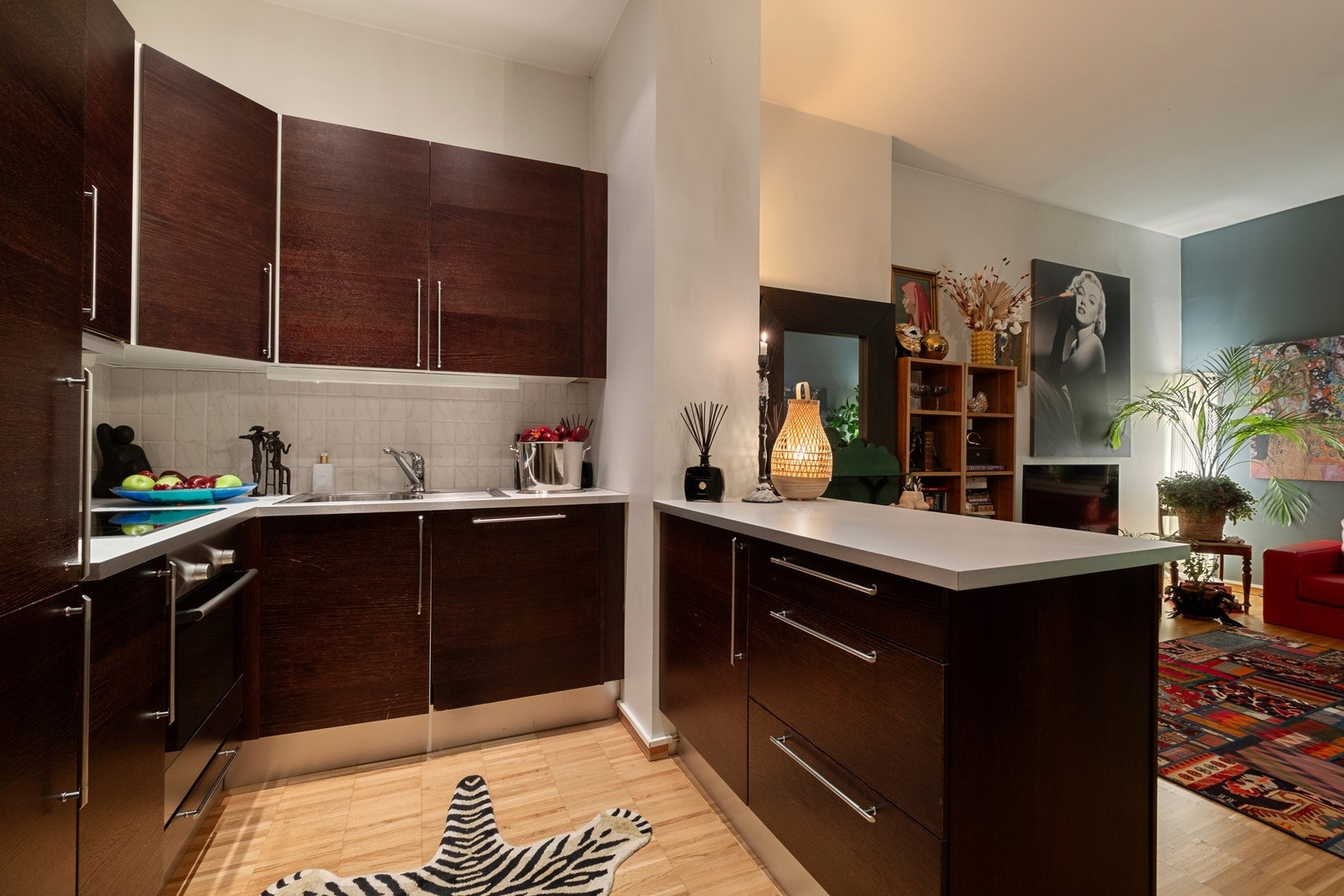 Kjøkkenet fremstår i god bruksmessig stand hvor integrerte hvitevarer medfølger.. Galleribilde