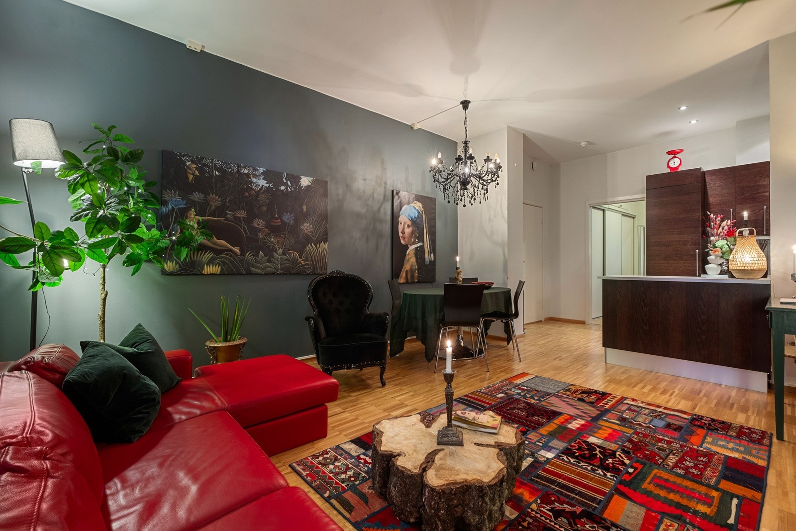 Stuen er på 28,5 kvm. i åpen løsning mot kjøkken som gir en sosial planløsning. Galleribilde