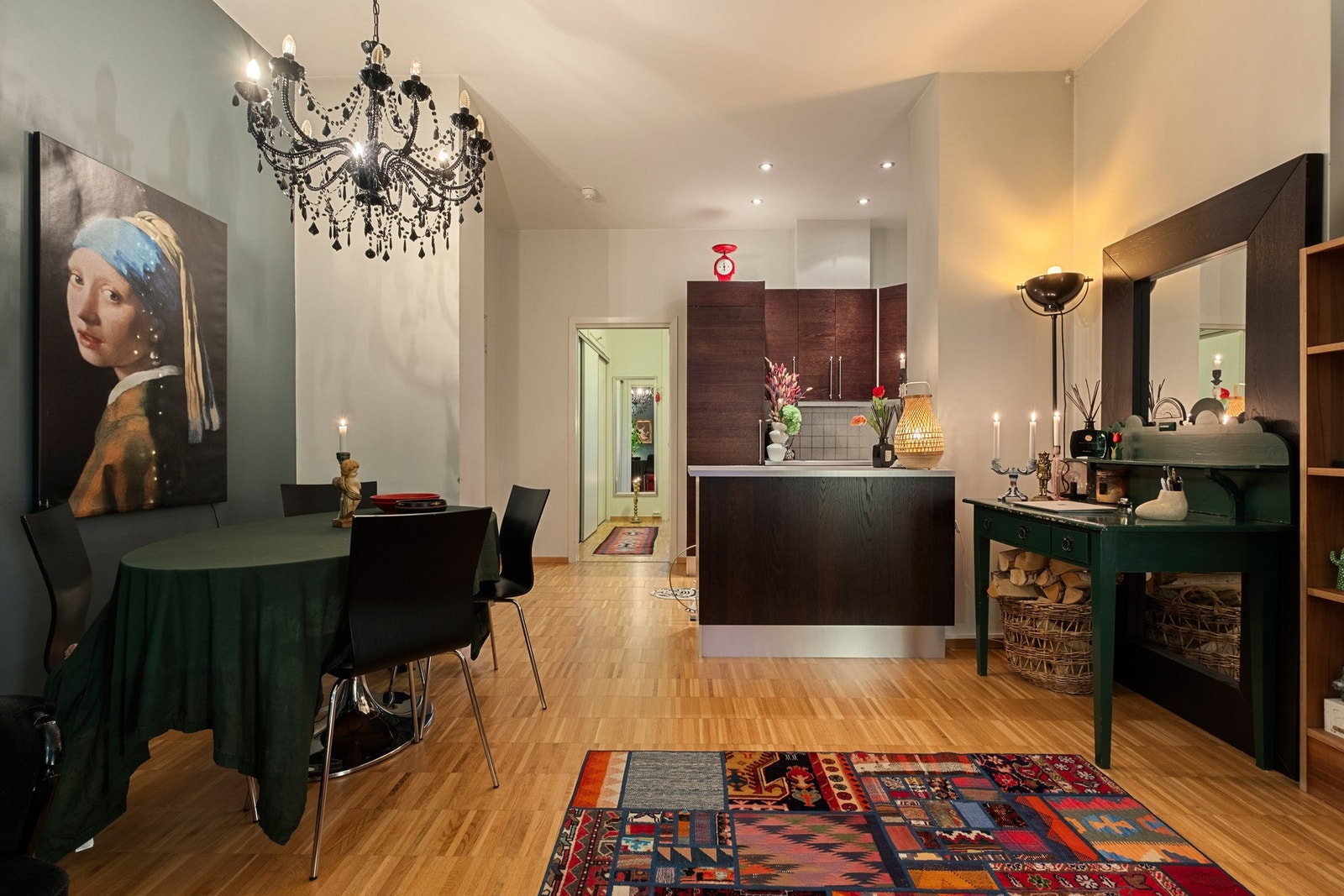 Åpen/stue/kjøkken løsning gir leiligheten en effektiv og åpen planløsning. Galleribilde