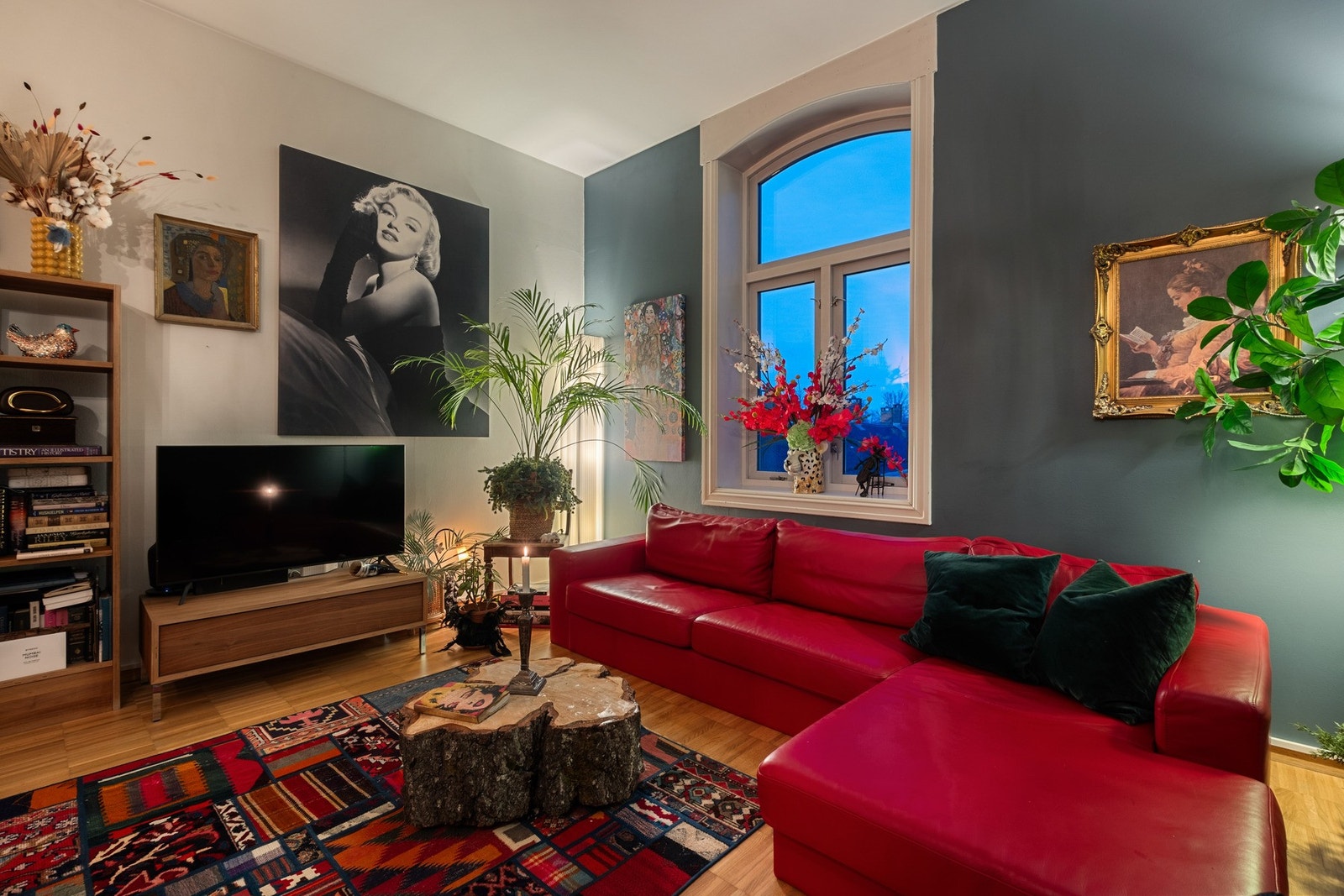 Stuen har en gunstig planløsning som gjør den enkel å innrede med både sofa og spisegruppe. Galleribilde