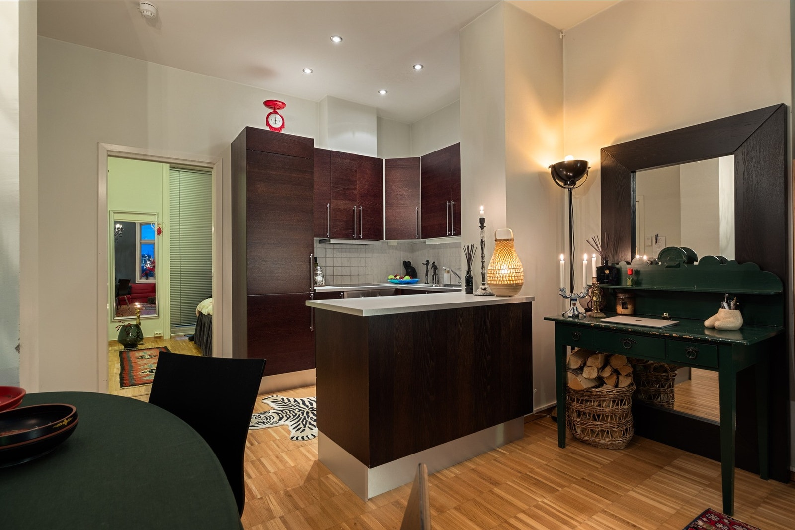 I himlingen over kjøkken er det montert downlights som gir god belysning. Galleribilde