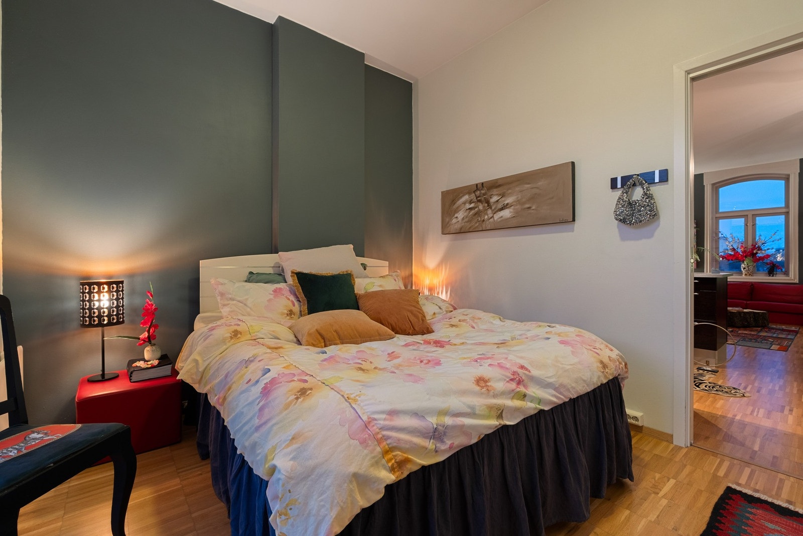 Det romslige soverommet vender inn mot rolig bakgård. Galleribilde