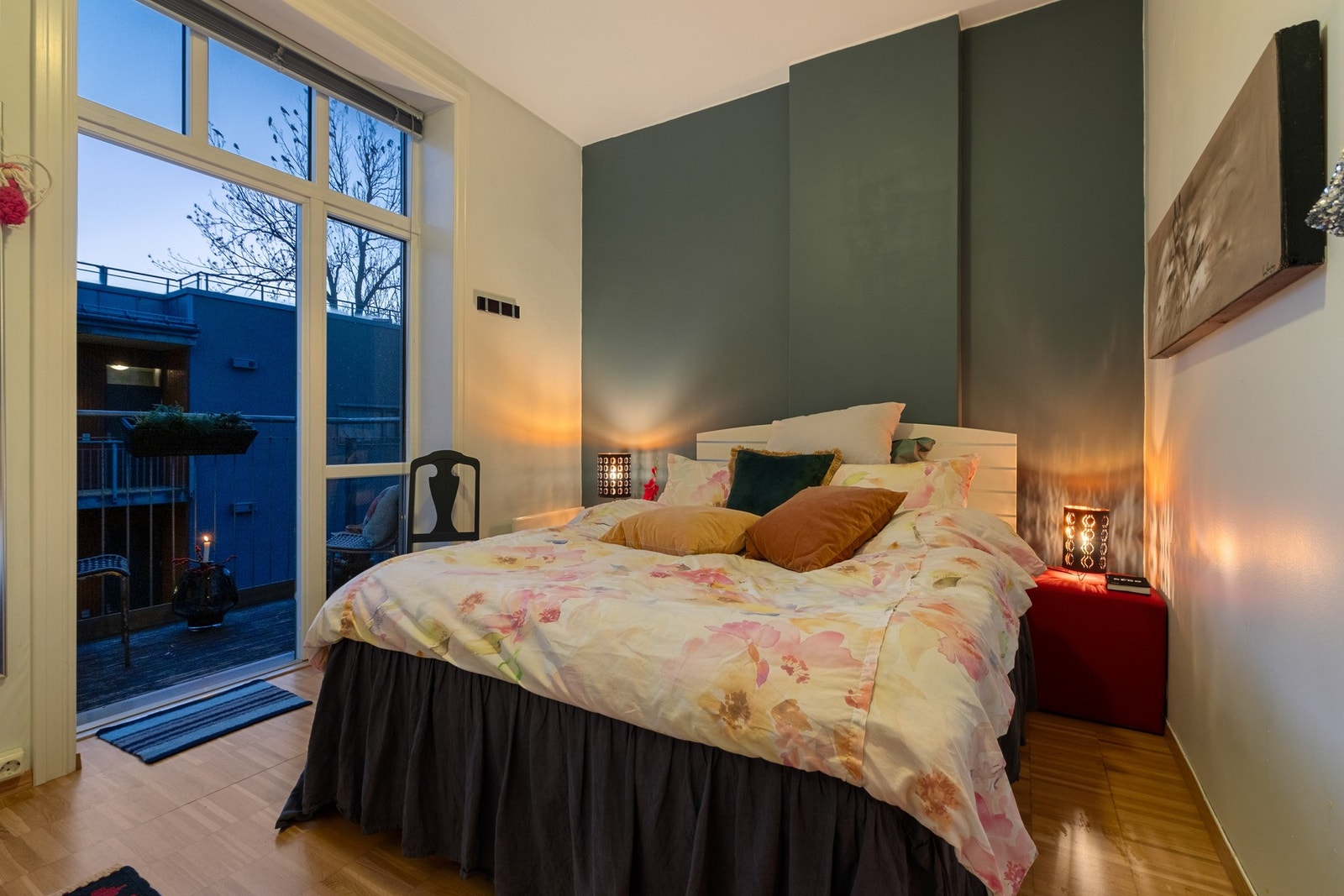 På soverommet er det god plass for dobbeltseng med nattbord på siden og skyvedørsgarderobe i enden. Galleribilde