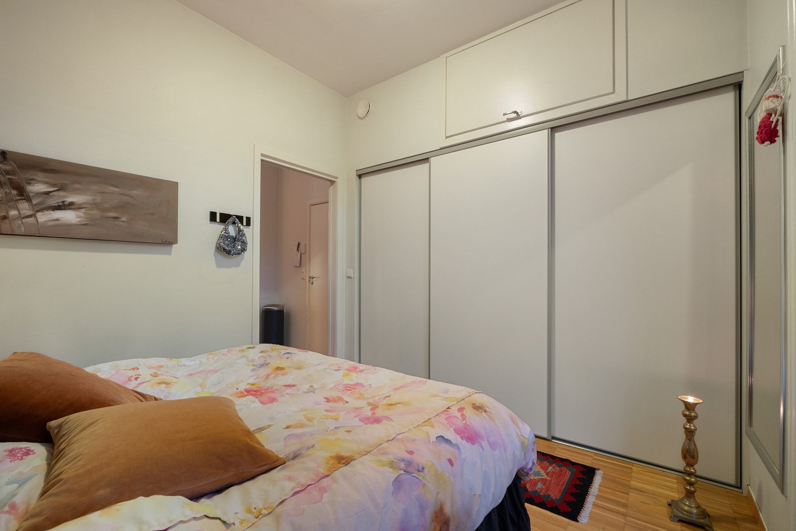 Dem store skyvedørsgarderoben medfølger og gir god plass for ønsket garderobe m.m. Galleribilde