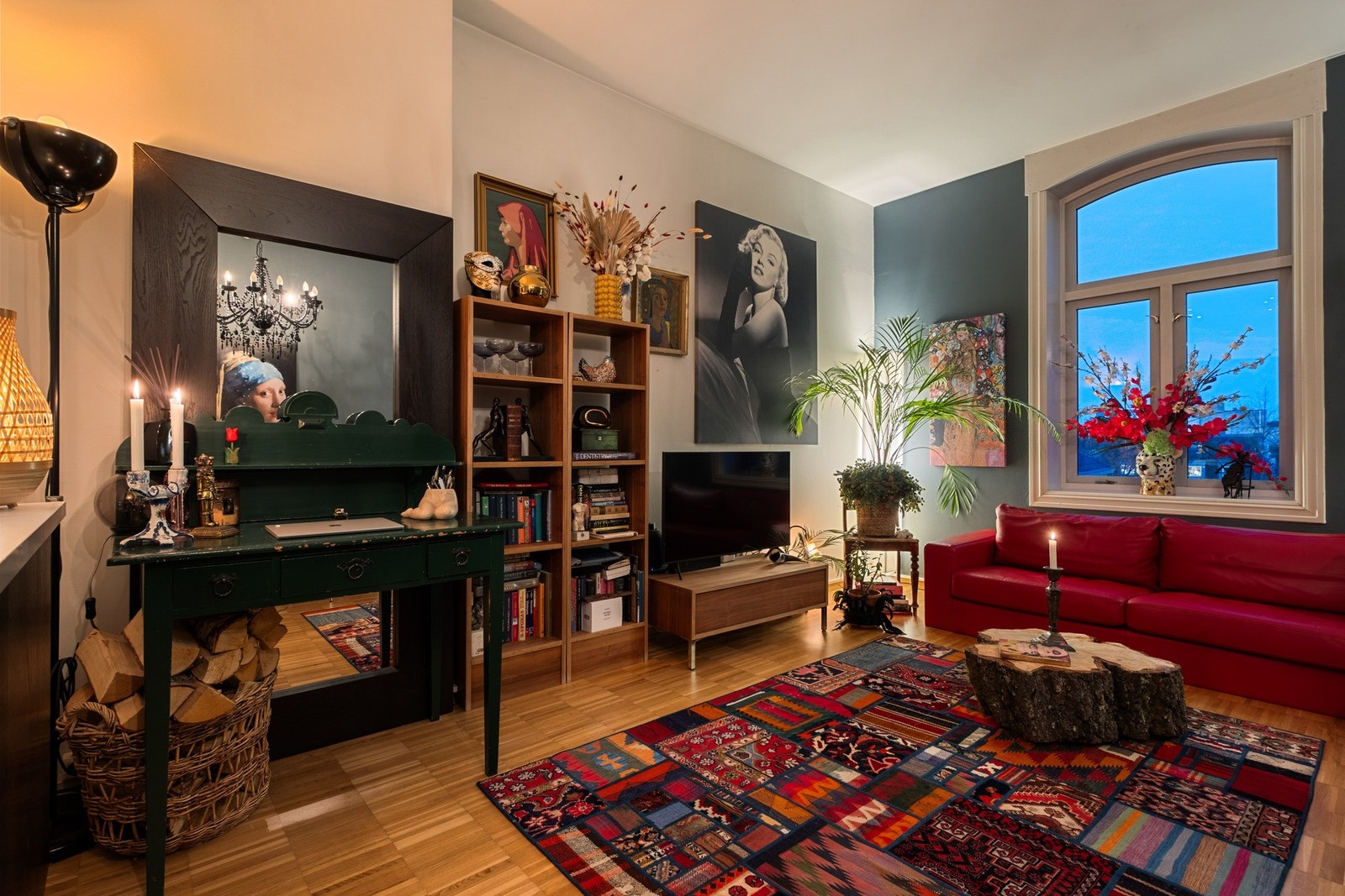 Stuen har masse særpreg med flotte vindu og god atmosfære. Galleribilde