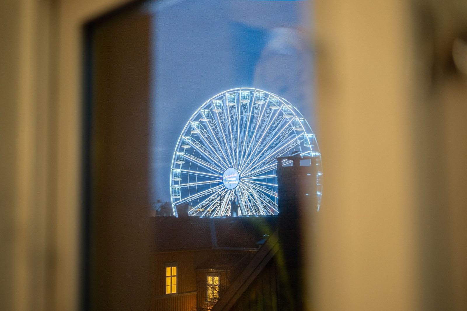 Fra stuen ser man også det stemningsfulle pariserhjulet på Torvet som er en attraksjon fra oktober og ut desember. Galleribilde