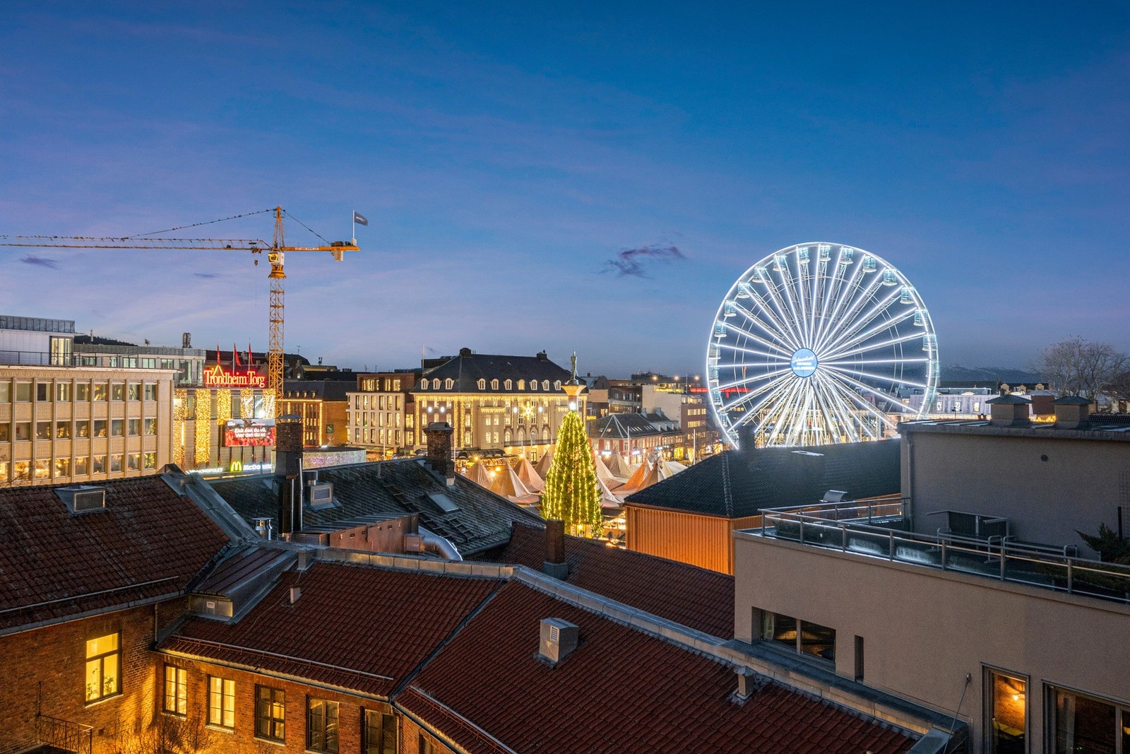 Koselig felles takterrasse man kan nyte sene kvelder med familie og venner. Galleribilde