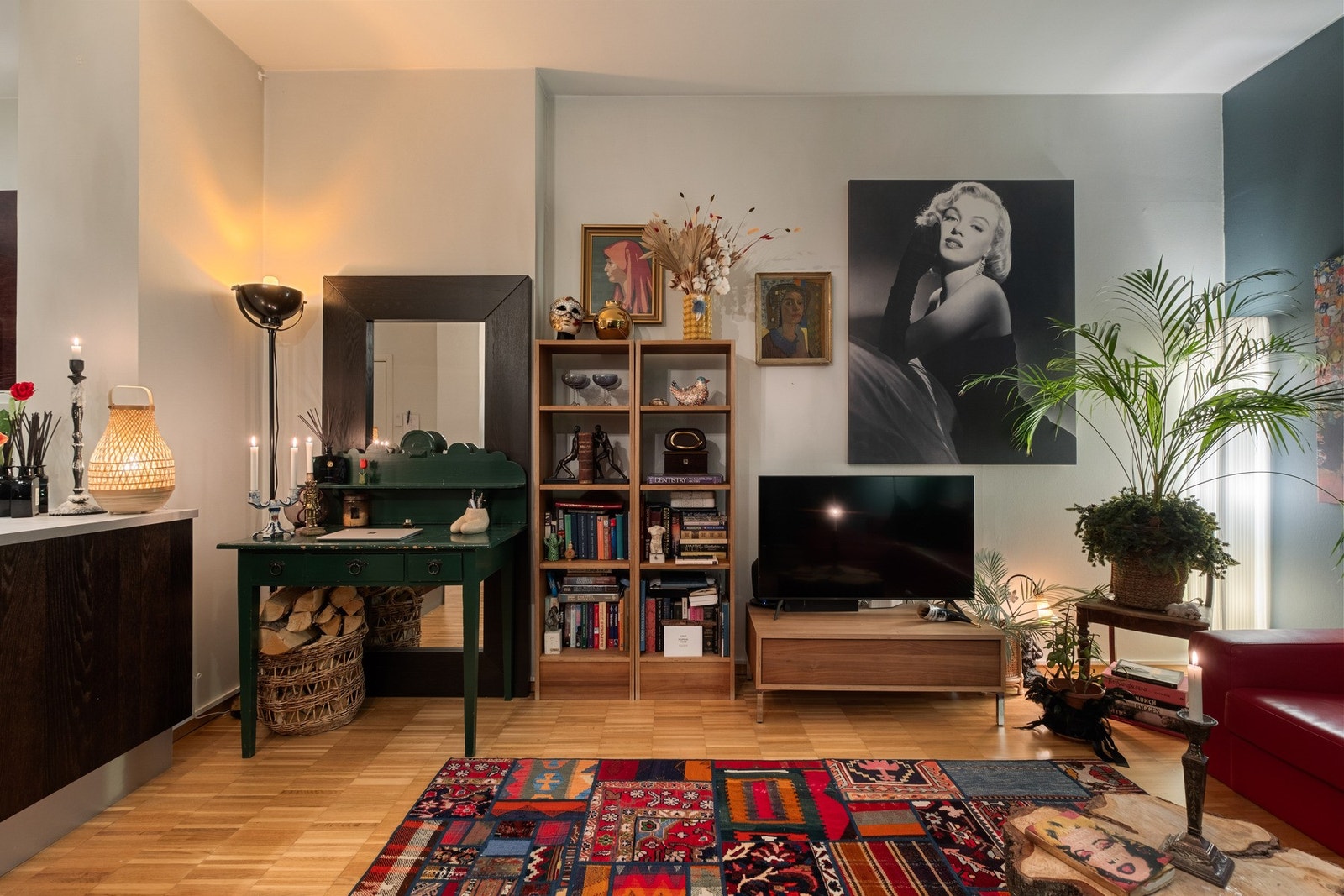 Leiligheten fremstår som moderne med originale detaljer. Bygården ble sist ombygd/rehabilitert i 2007/2008. Galleribilde