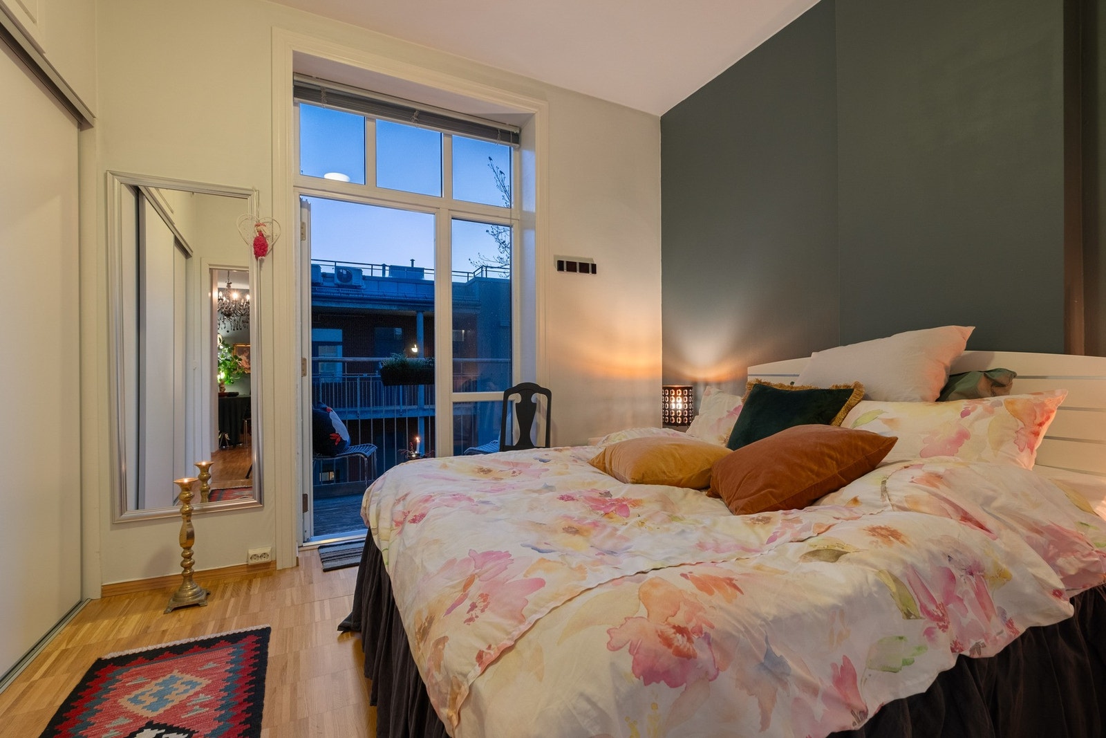 Stort soverom på 11 kvm. med utgang til privat balkong. Perfekt start på dagen med frokost på balkongen. Galleribilde