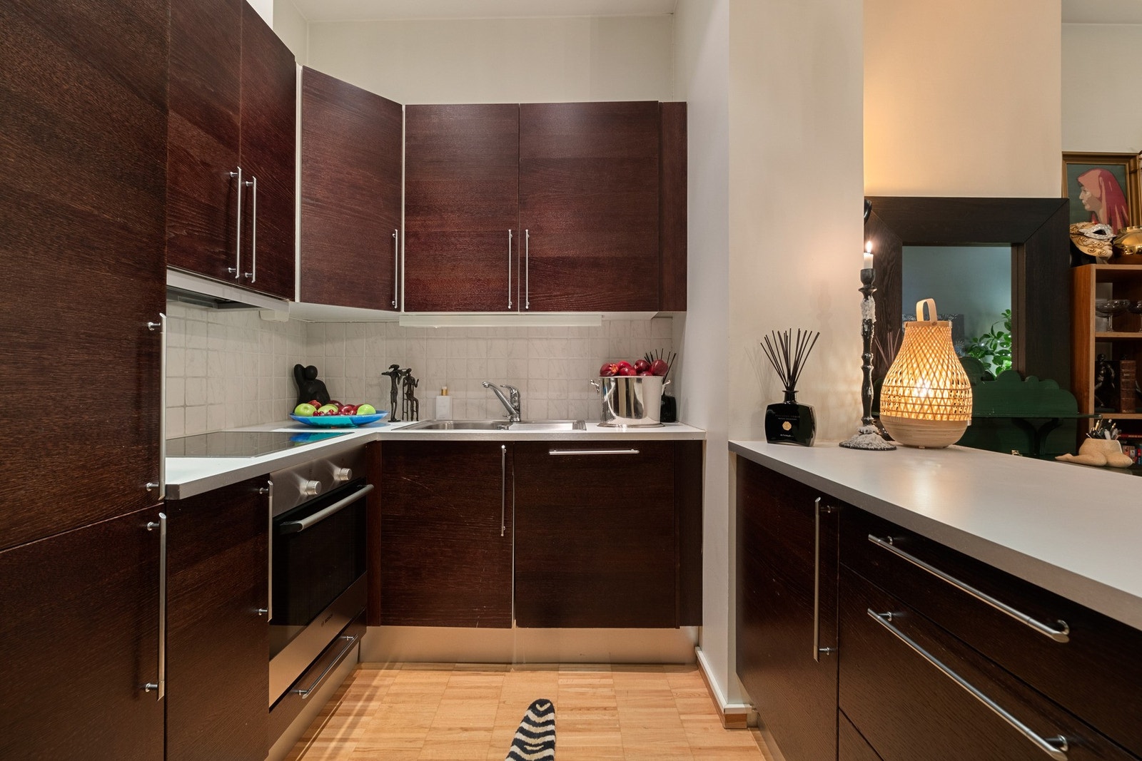 Kjøkkenet har rikelig med skap og benkeplass. Galleribilde