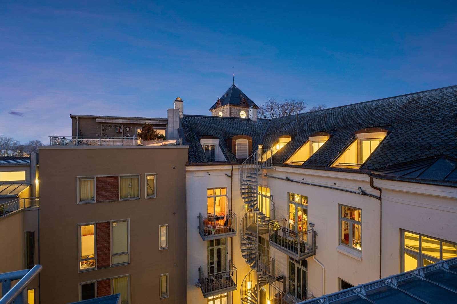 Koselig felles bakgård som er pent opparbeidet. Her har man god plass til sykkelparkering. Galleribilde