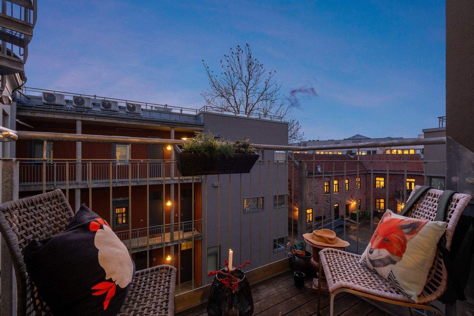 Denne leiligheten har en egen, koselig balkong med utgang i tillegg til tilgang til felles takterrasse. Galleribilde