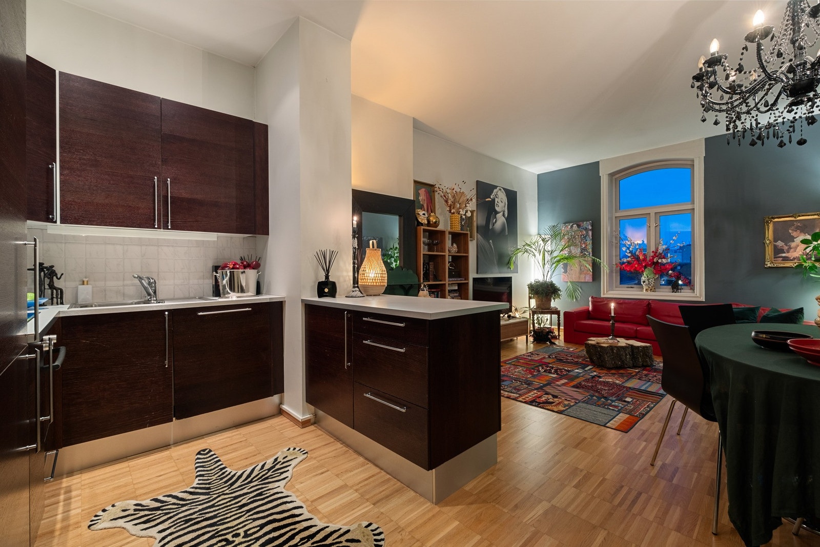 Kjøkkenet har rikelig med arbeidsplass da det er etablert kjøkkenøy mot stuen.. Galleribilde