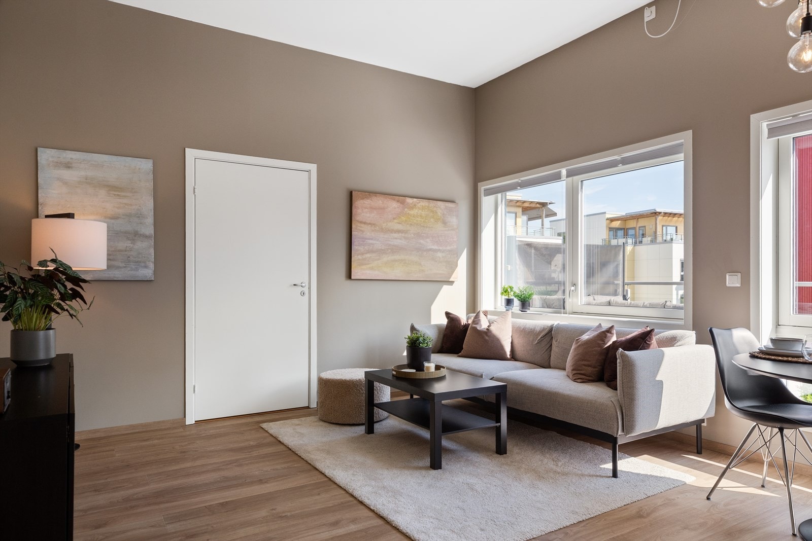 Leiligheten har balansert ventilasjon og fjernvarme, noe som gir et behagelig inneklima. Galleribilde