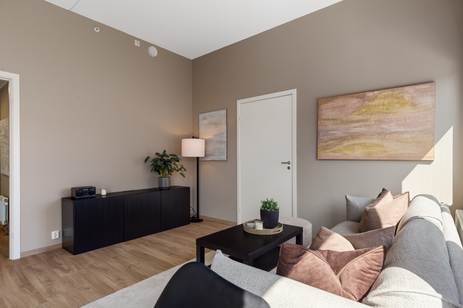 Fellesutgiftene utgjør kr 2 947 per måned og inkluderer blant annet TV, internett og à konto fjernvarme. Galleribilde