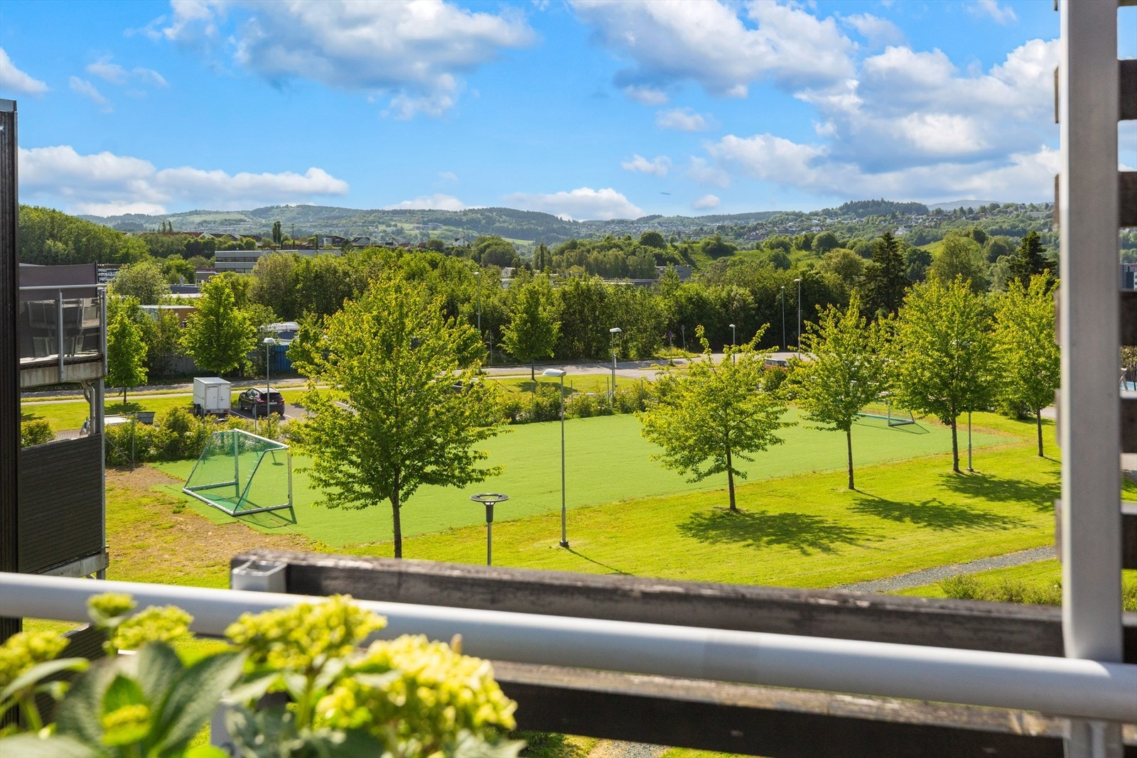 Leiligheten disponerer en plass i felles parkeringskjeller. Det medfølger også en kjellerbod på 5 kvm med adkomst nabobygg. Galleribilde