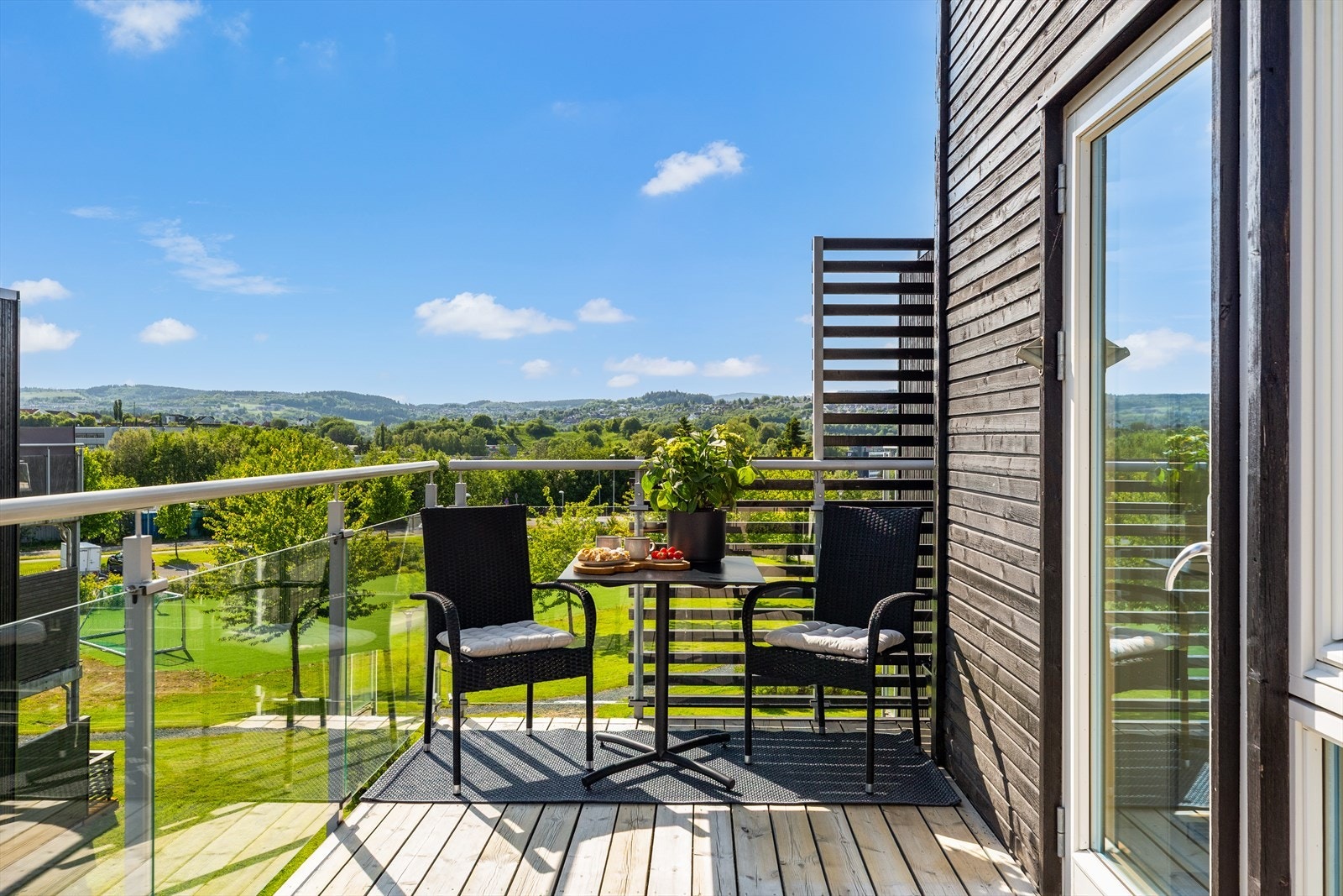 Stue/kjøkken har direkte utgang til en flott balkong med fantastiske sol- og utsiktsforhold. Galleribilde