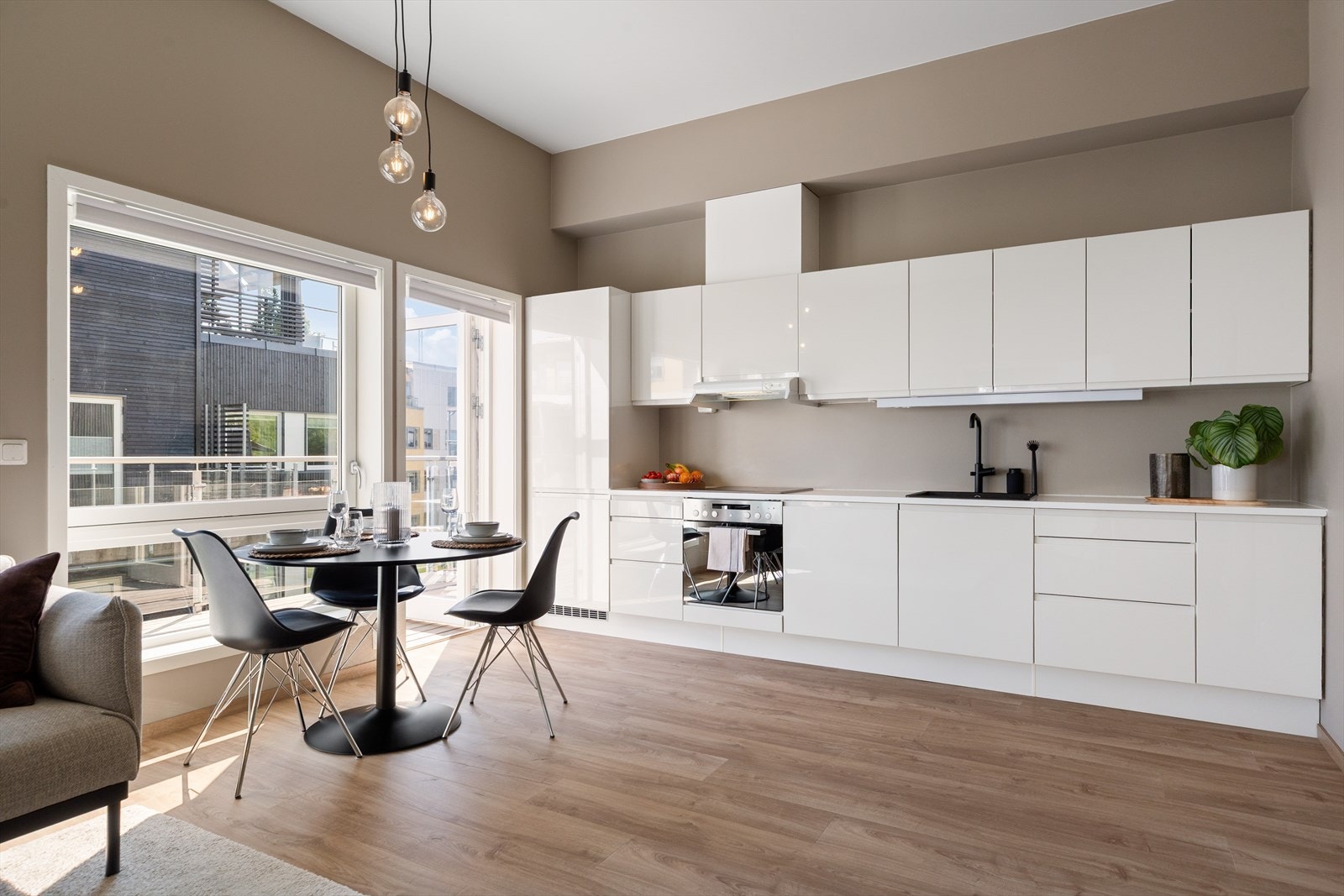 Et lekkert kjøkken som byr på godt med skap- og benkeplass, i tillegg til integrerte hvitevarer. Galleribilde