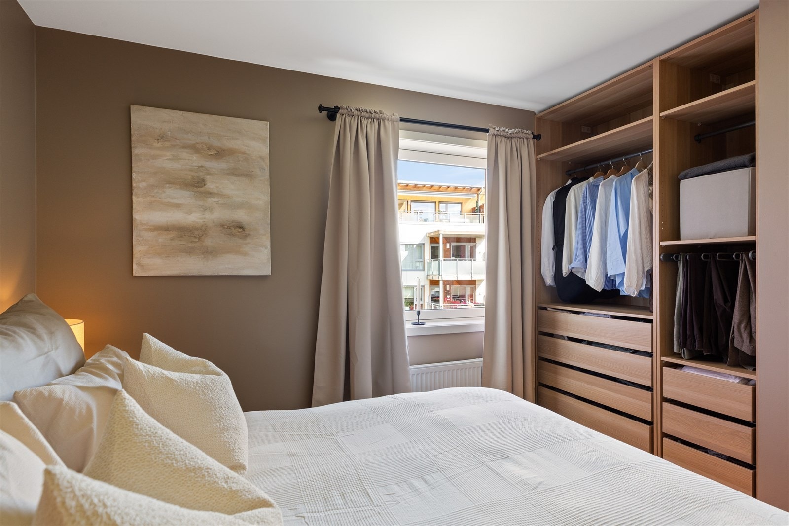 Her er det god plass til stor seng, nattbord og garderobeløsning. Galleribilde