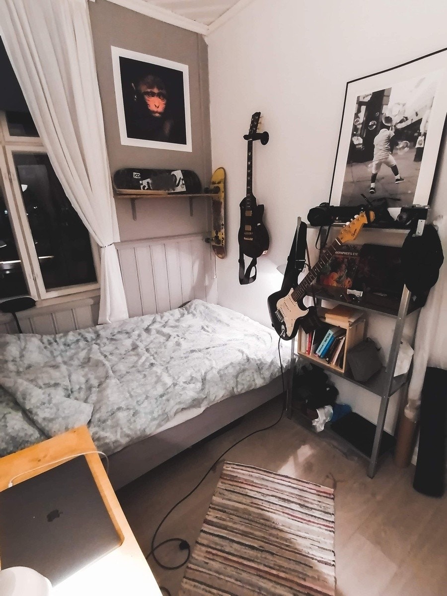 Det grå hyllestativet er privat. Galleribilde