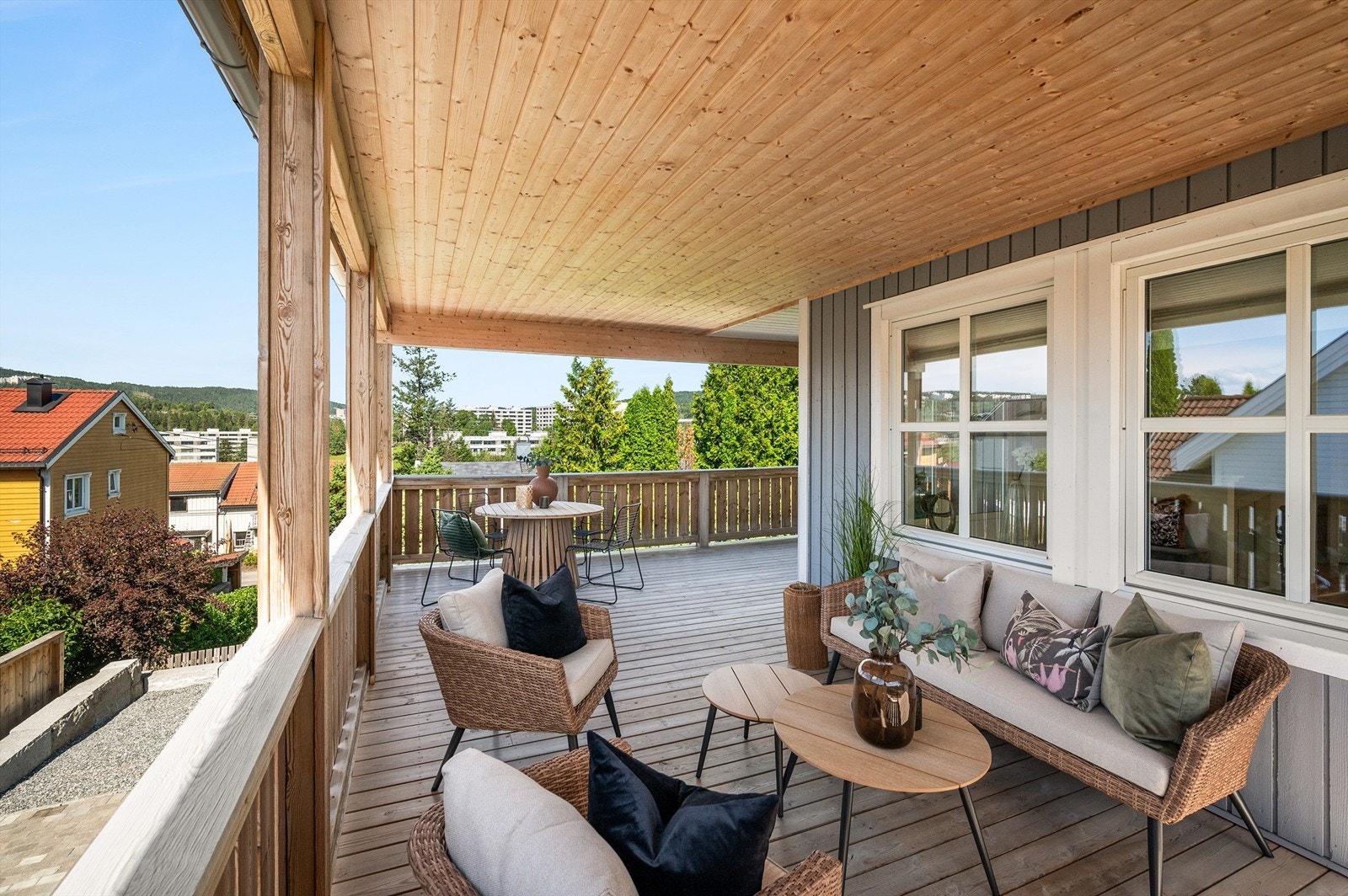 Fra stuen kommer du ut til boligens nordvestvendte terrasse på hele 32 kvm med sol mer eller mindre hele dagen. Galleribilde