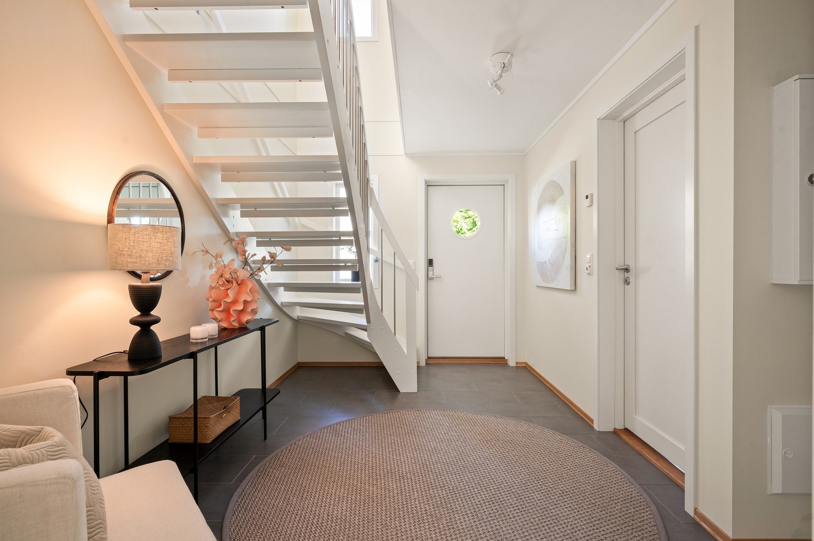 Her er det god plass til å henge fra seg yttertøyet og sette fra seg sko. Galleribilde