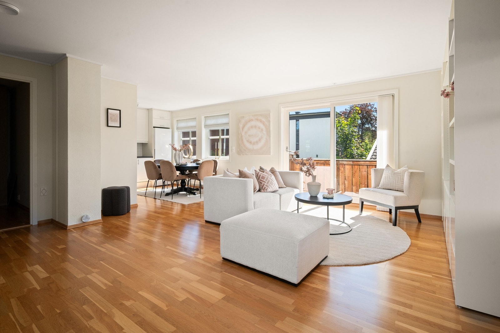 Fin overgang mellom stue og kjøkken er det god plass til en romslig spisestue med gode muligheter til å invitere familie og venner på middag. Galleribilde