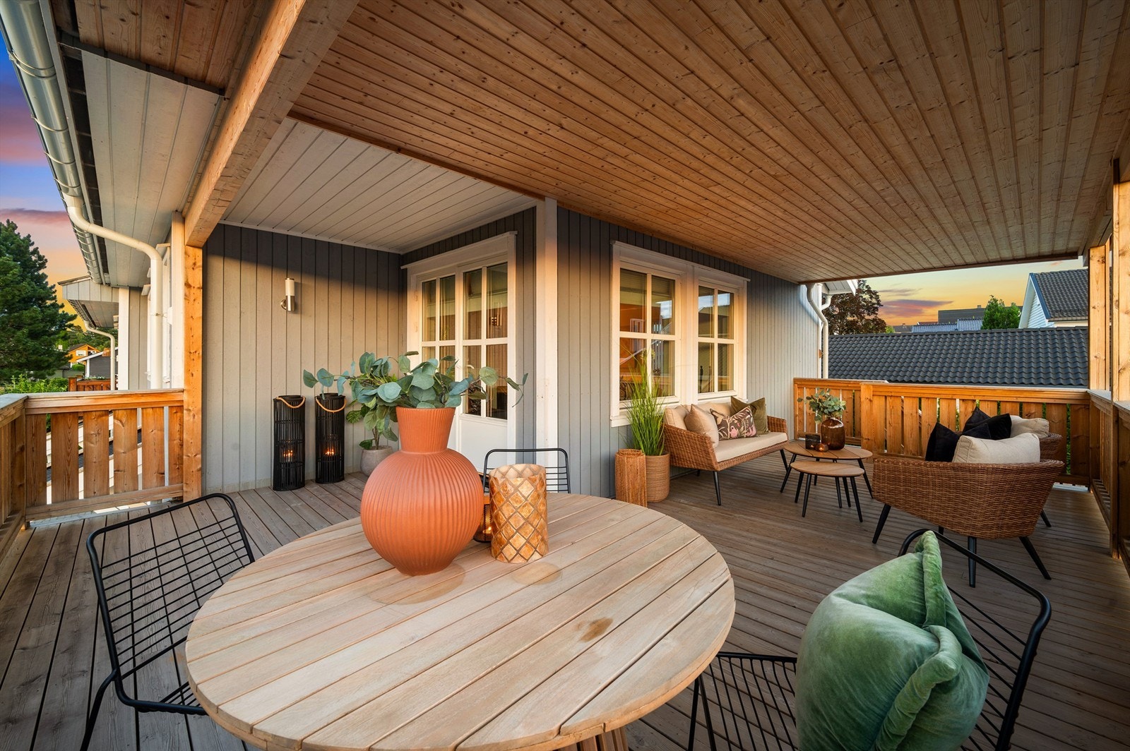 På sommerstid er balkongen det perfekte stedet for å flytte middagen ut. Galleribilde