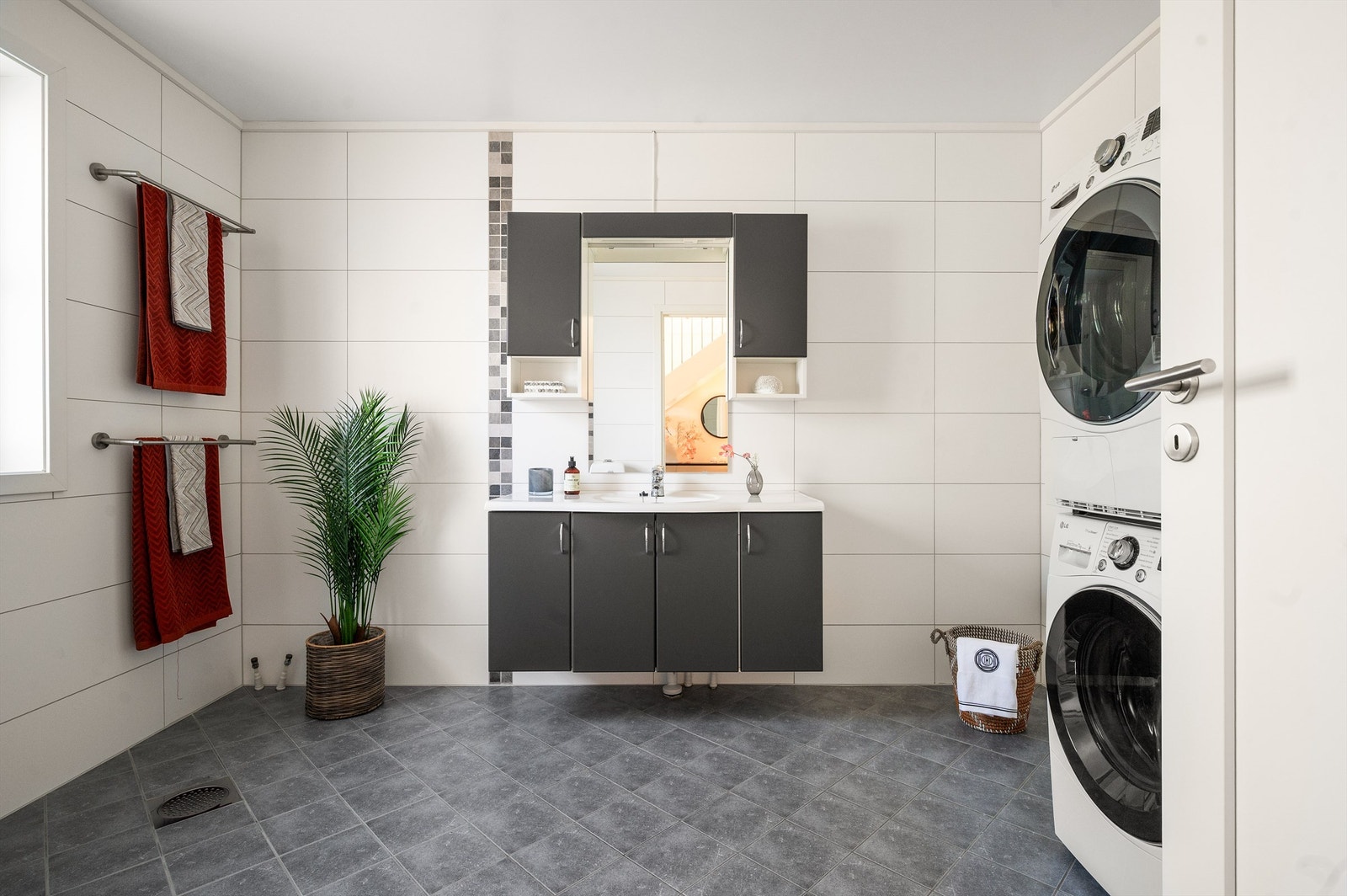 Badet er pent flislagt på gulv og vegger. Varme i gulvet sørger for en behagelig start på dagen. Galleribilde