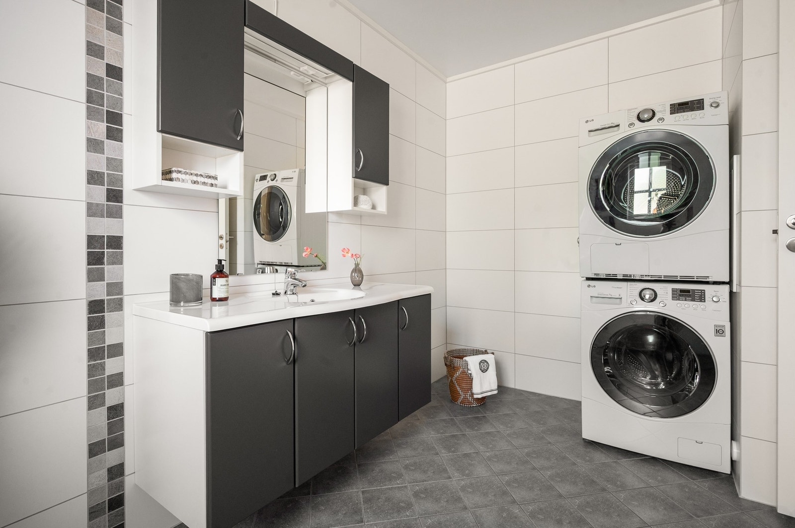 Det er selvsagt plass og opplegg for vaskemaskin også. Galleribilde