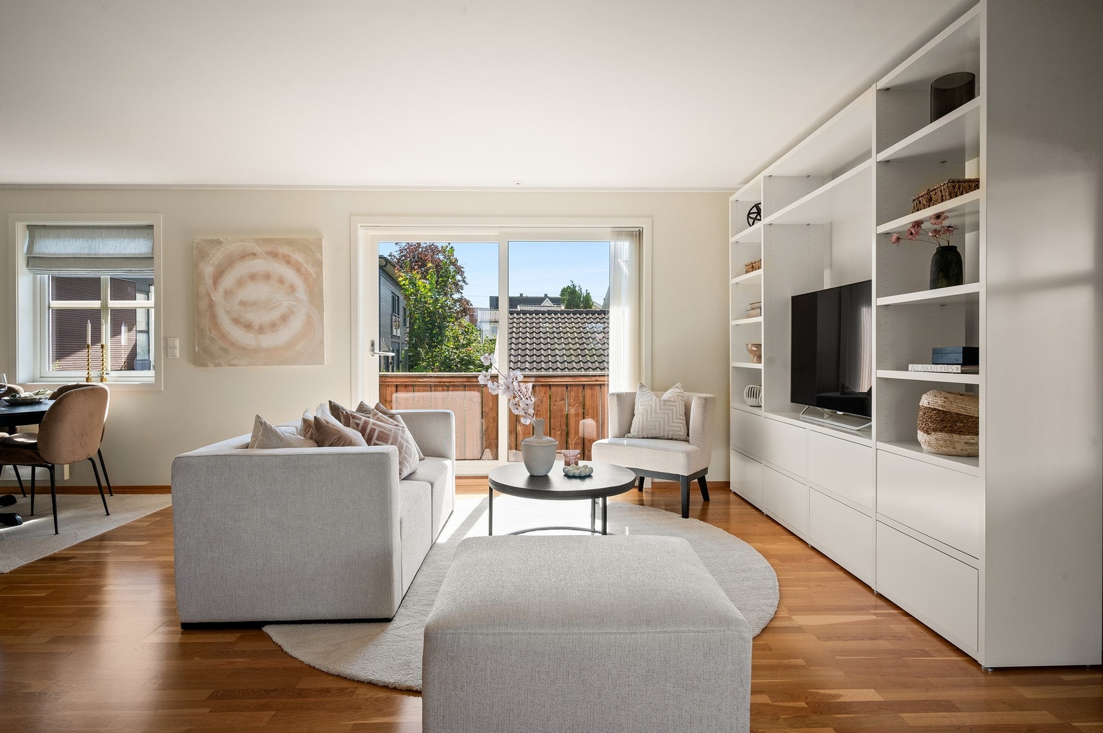 Store vindusflater sørger for rikelig med lysinnslipp, og skaper en lys og luftig atmosfære. Galleribilde