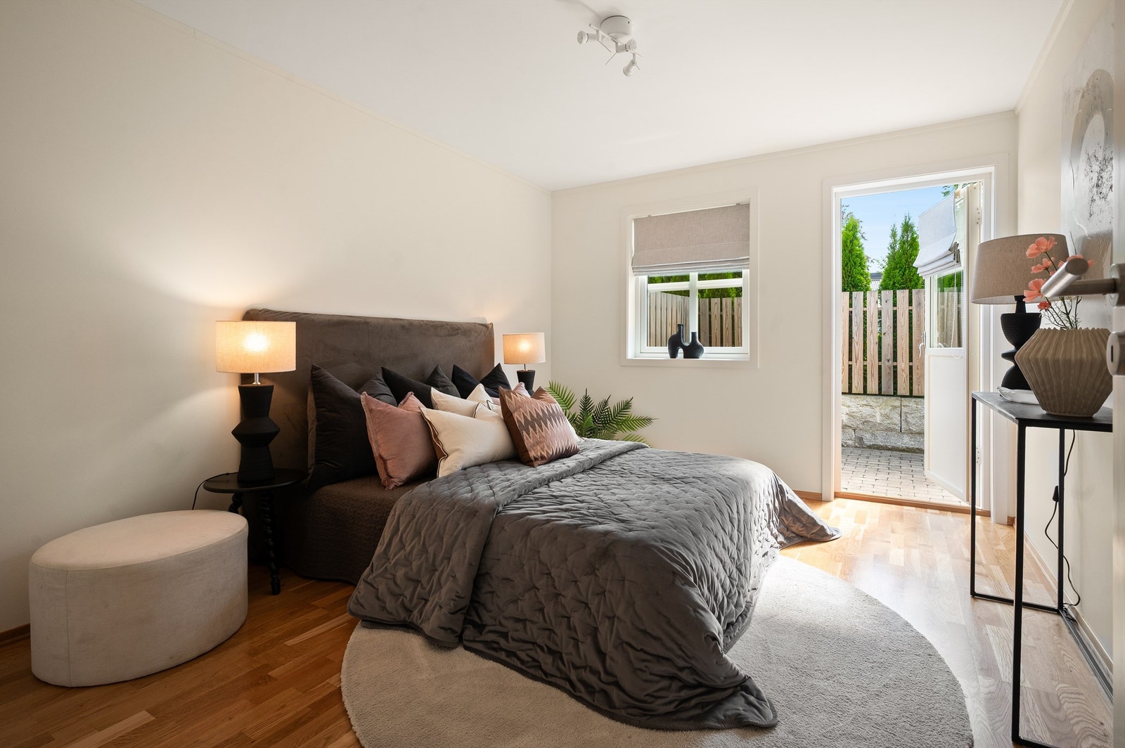 Hovedsoverommet er av god størrelse med plass til dobbeltseng og tilhørende nattbord. Galleribilde