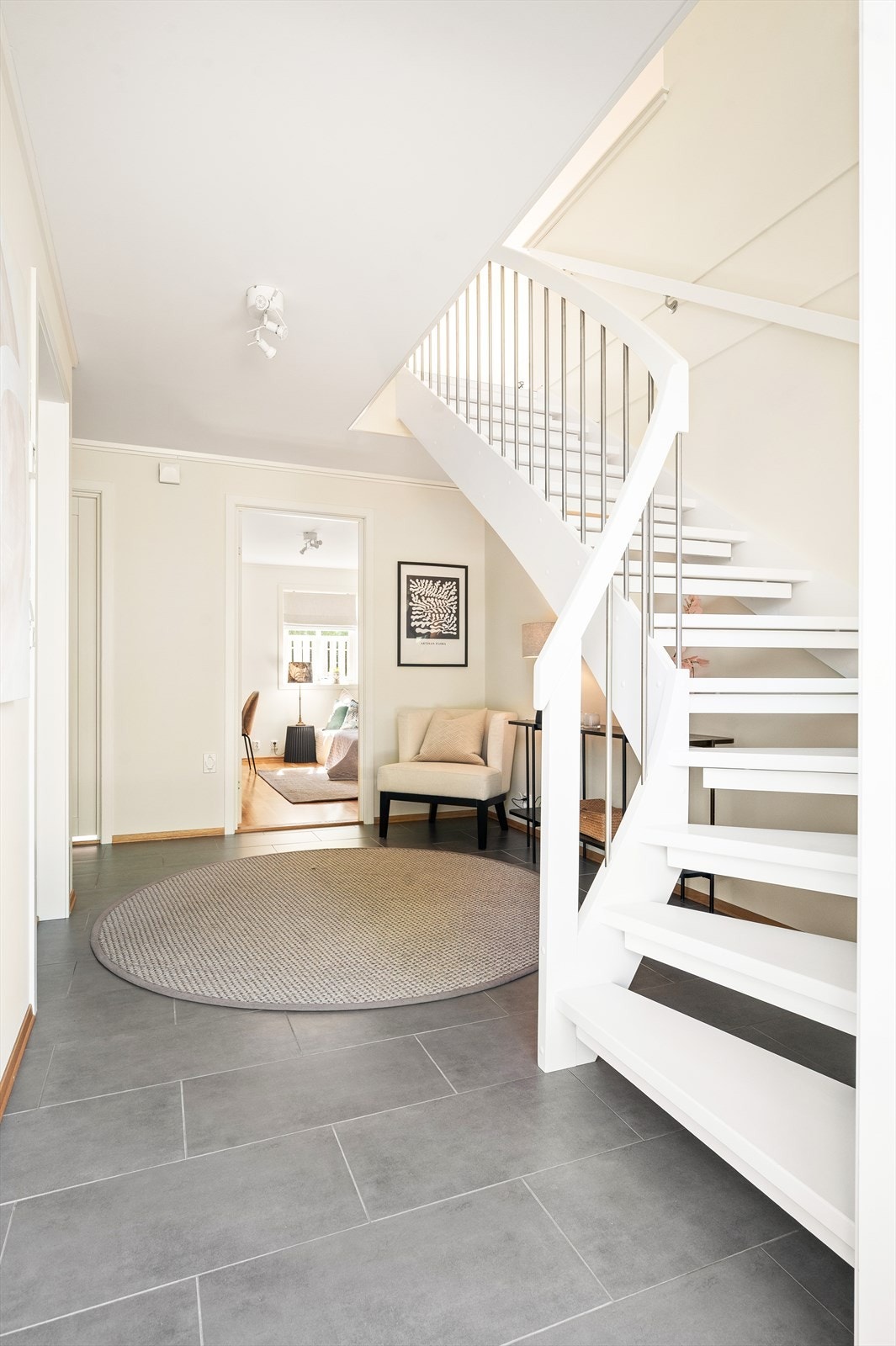 Velkommen inn! Boligens entré er lys og innbydende og gir et godt førsteinntrykk av boligen. Galleribilde