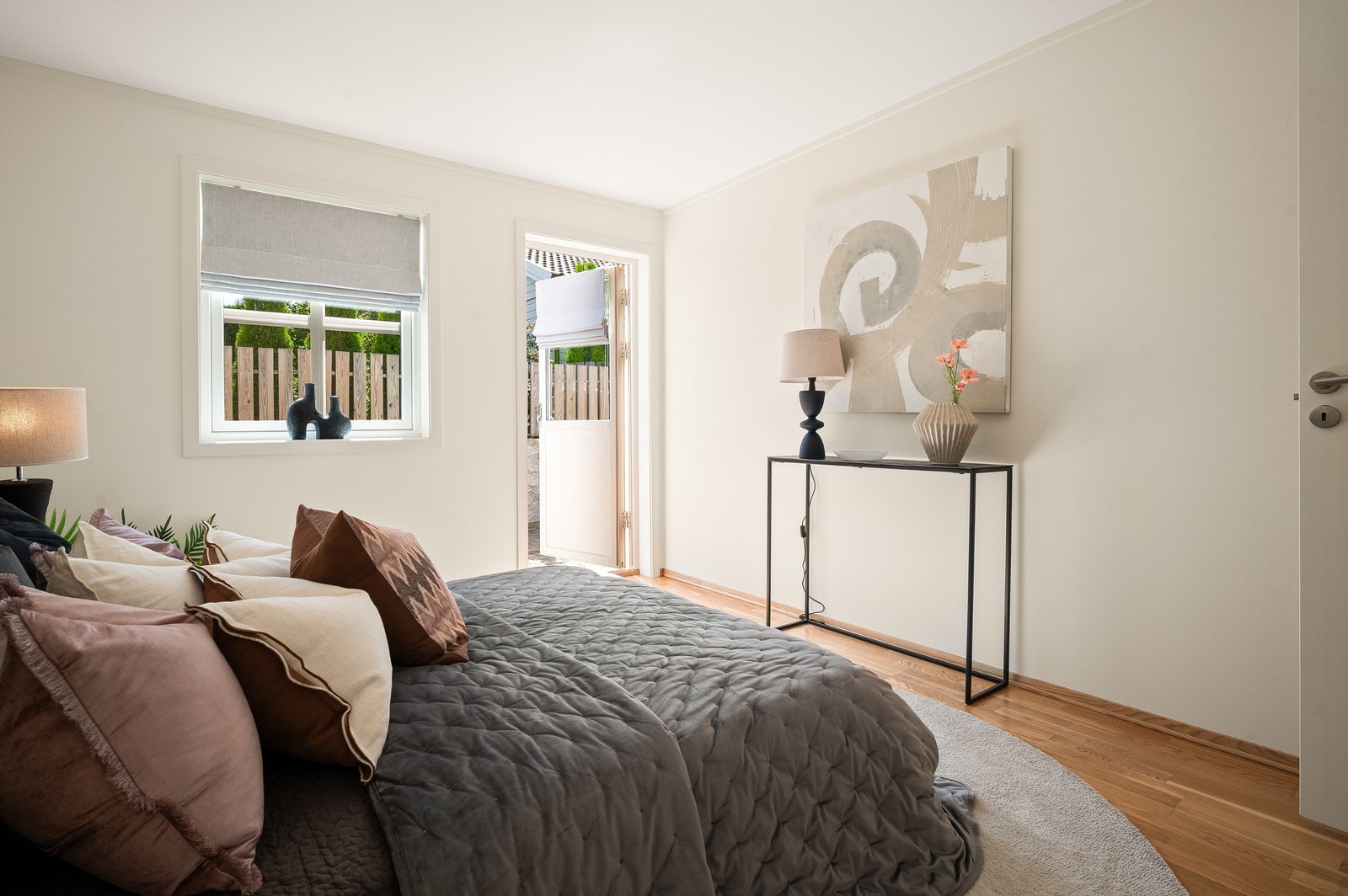 Fra soverommet har du også utgang til en solrik uteplass. Galleribilde