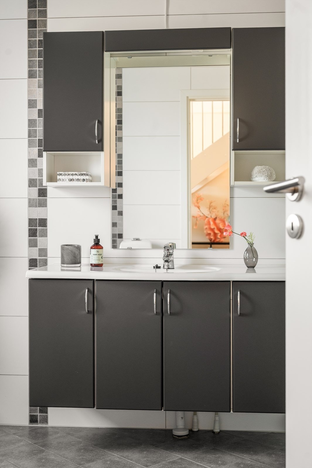 Badet er innredet med vegghengt servantskap med servant. Galleribilde