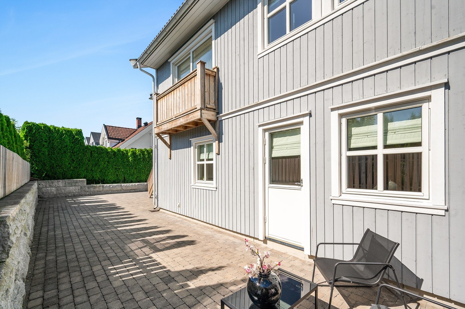 Et veldig hyggelig område utenfor hovedsoverommet hvor man kan kose seg med morgenkaffen Galleribilde