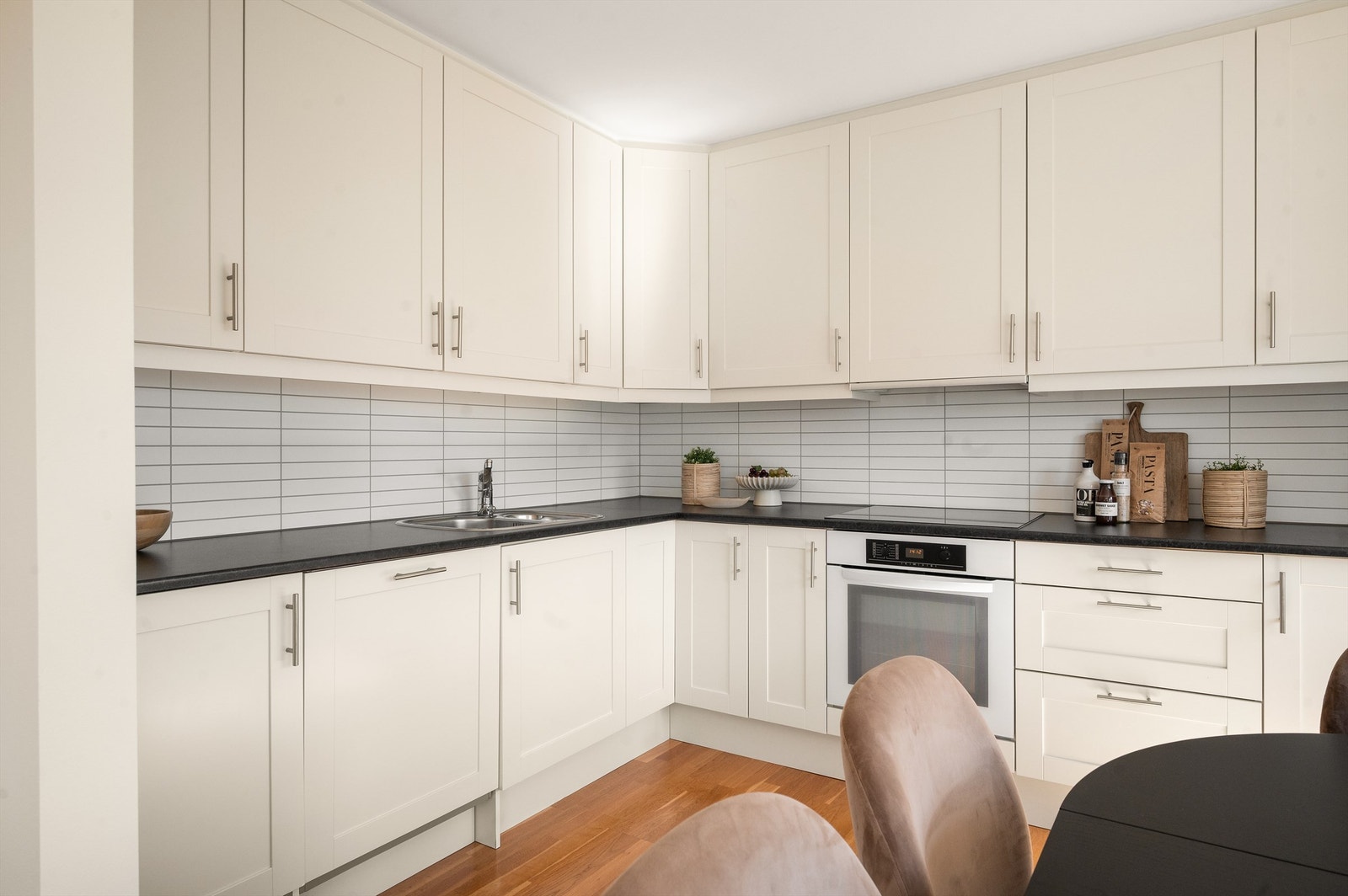 Alle hvitevarer medfølger, samt en splitter ny Miele koketopp. Alle hvitevarer er fra Miele Galleribilde