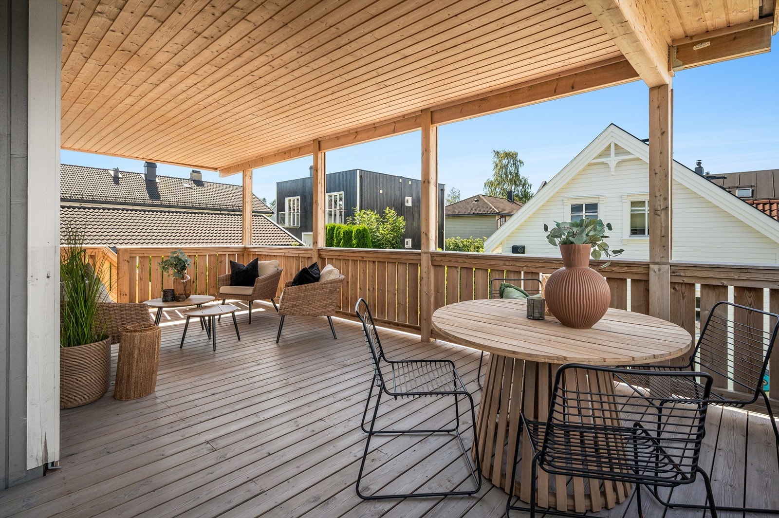 Her er det svært gode muligheter for å innrede med flere soner der årets varme dager kan nytes. Galleribilde