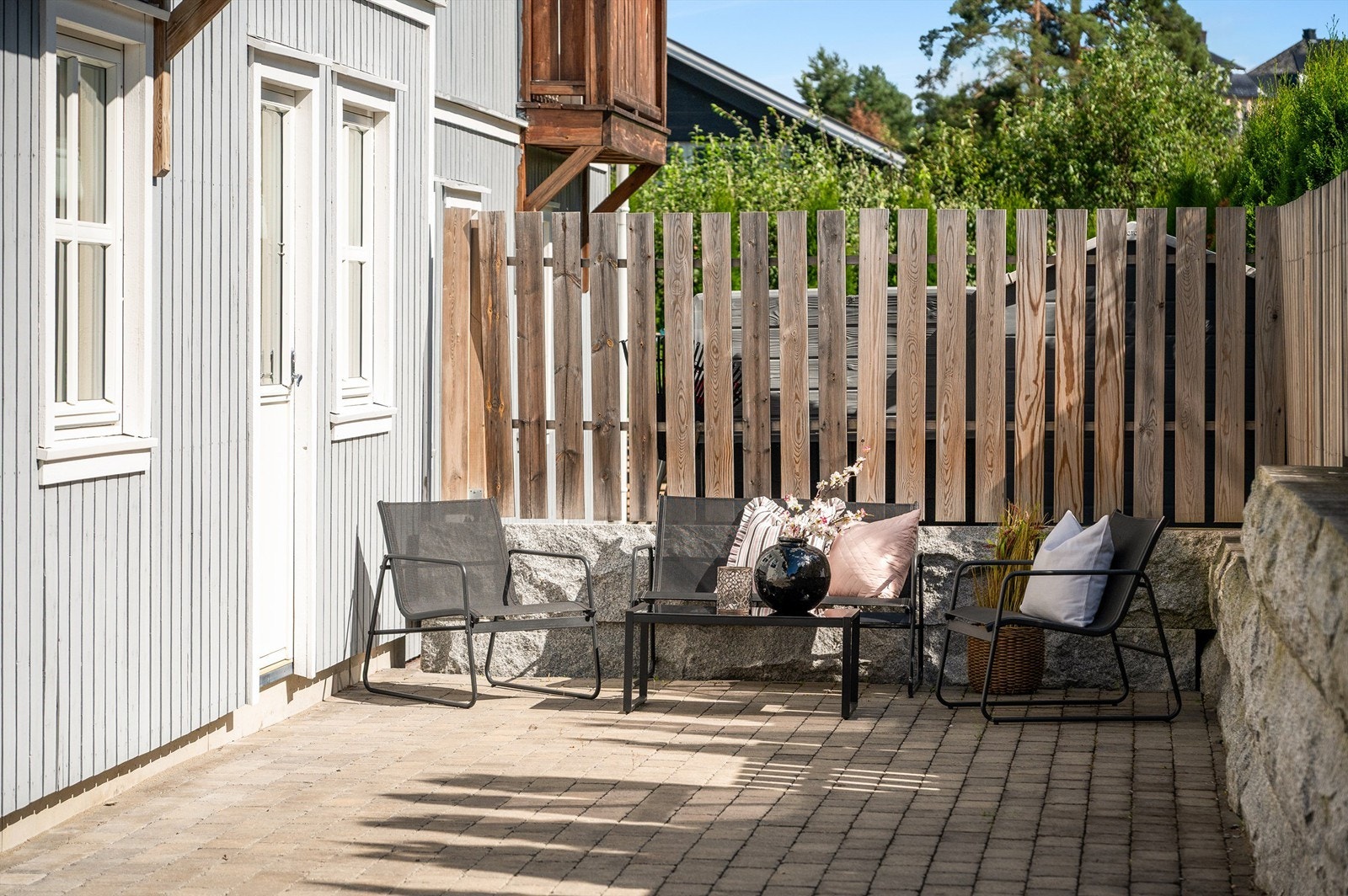 Uteplassen kan også innredes med en sosial sittegruppe. Galleribilde