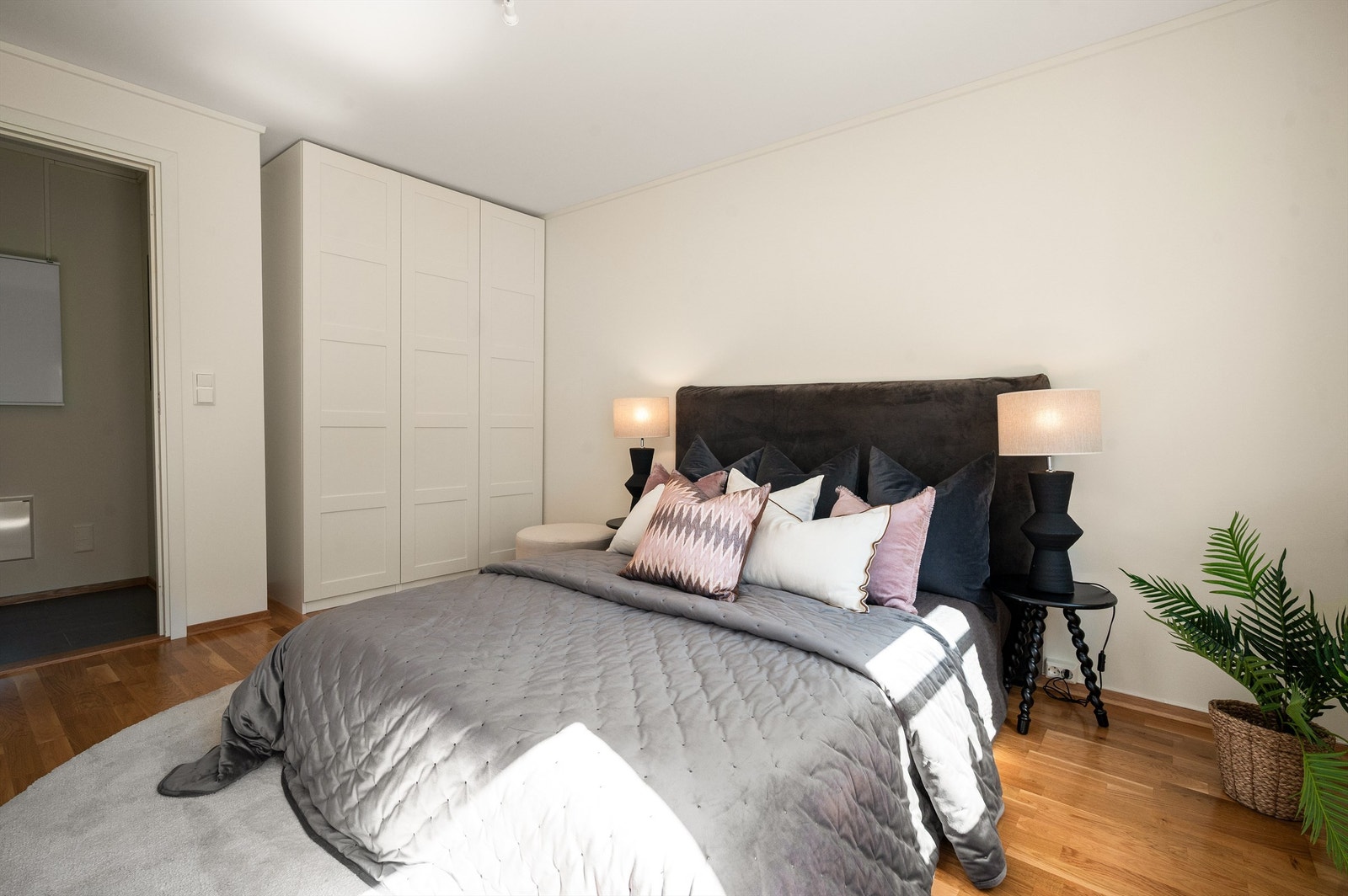 Det er rikelig med plass til ønsket oppbevaringsmøblement. Galleribilde